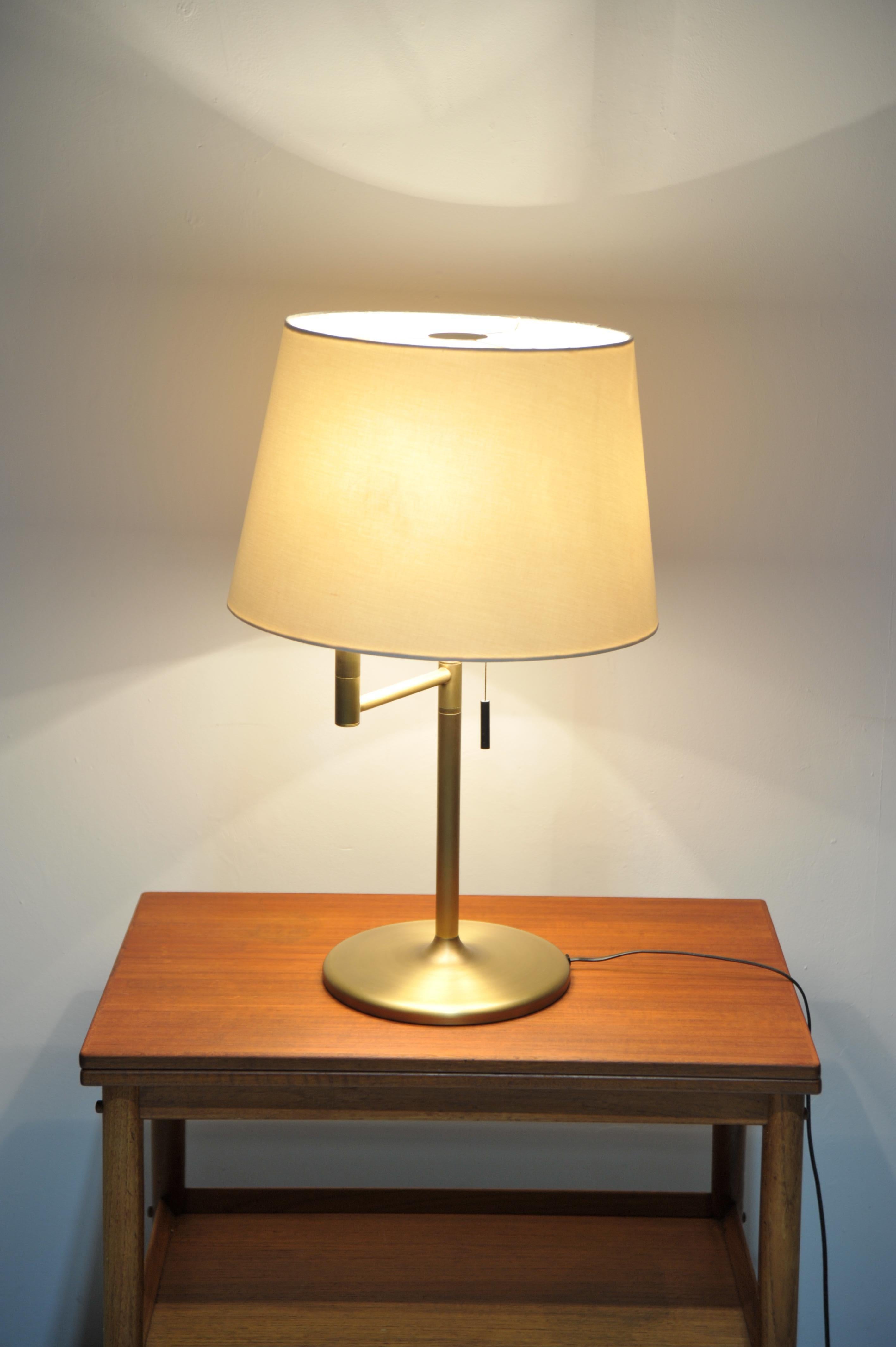 Mid-Century Modern Lampe de table en laiton avec bras réglable par Swiss Lamps International (années 1970) en vente