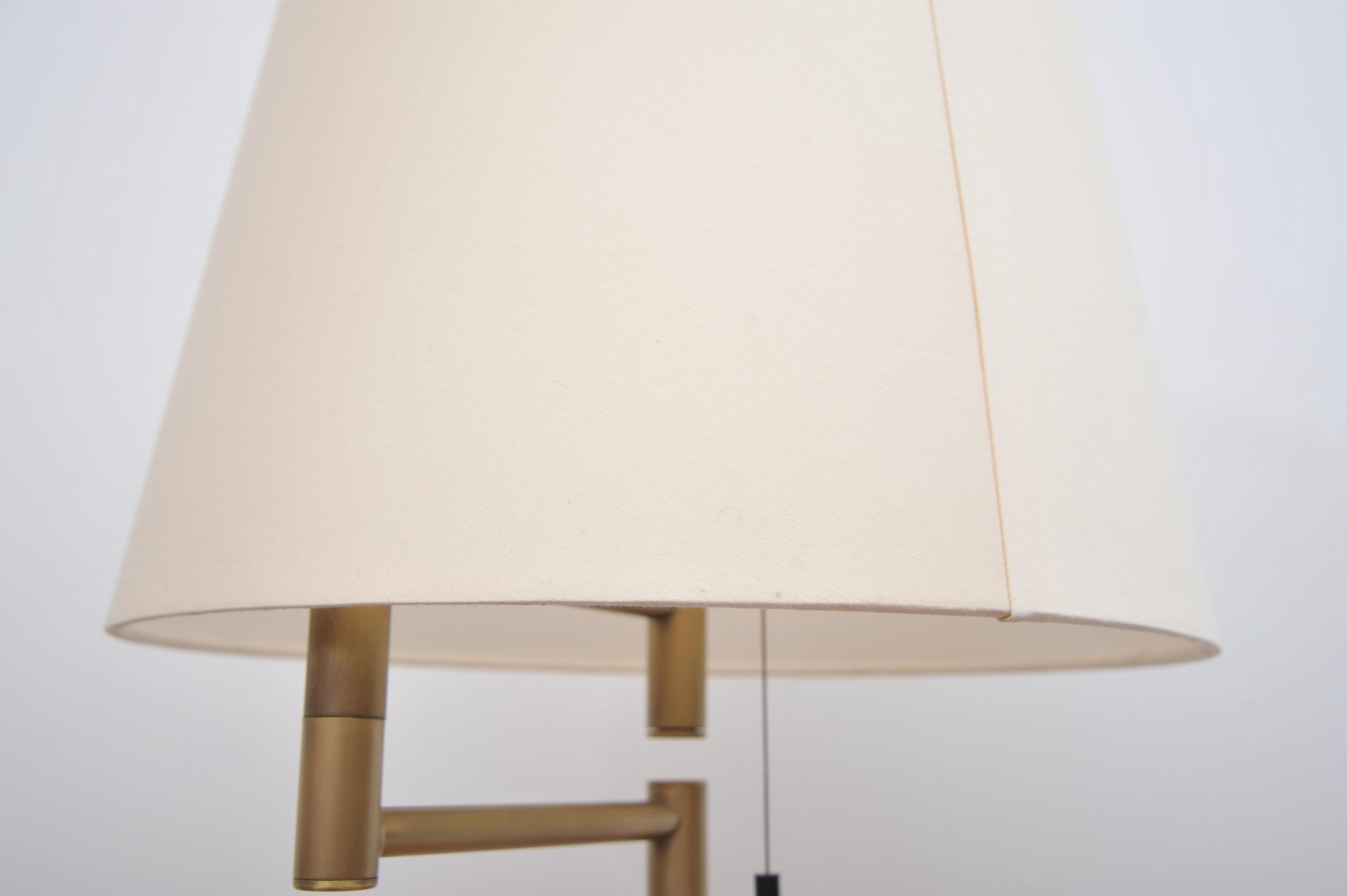 Suisse Lampe de table en laiton avec bras réglable par Swiss Lamps International (années 1970) en vente