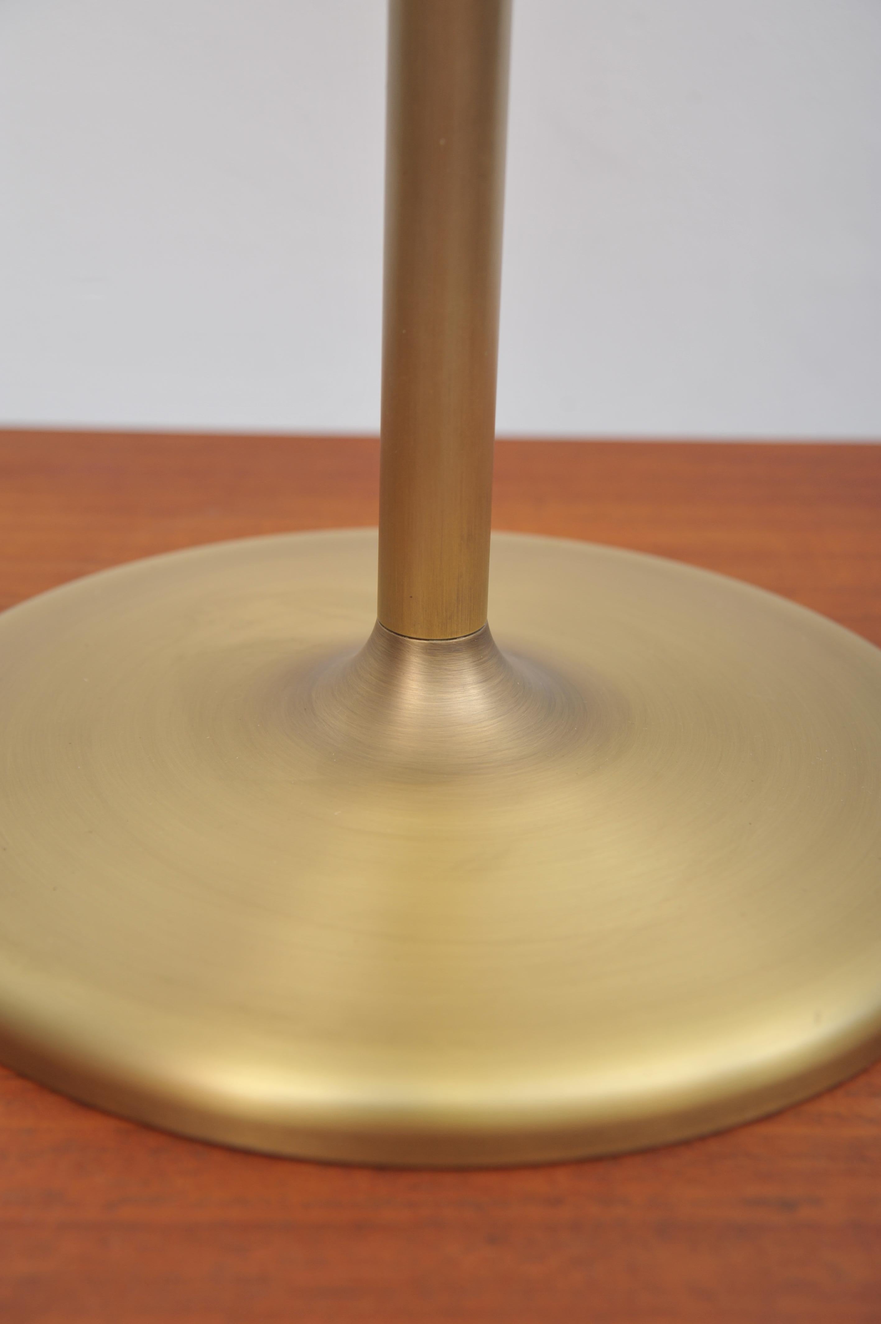 Laiton Lampe de table en laiton avec bras réglable par Swiss Lamps International (années 1970) en vente