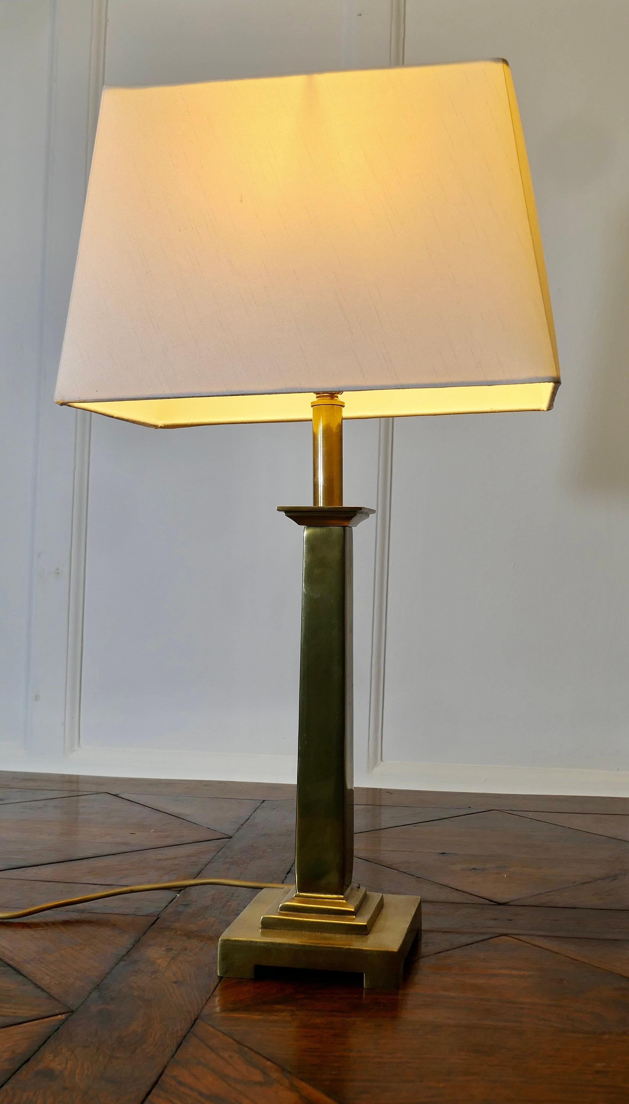 Mid-Century Modern Lampe de table en laiton avec colonne centrale en vente