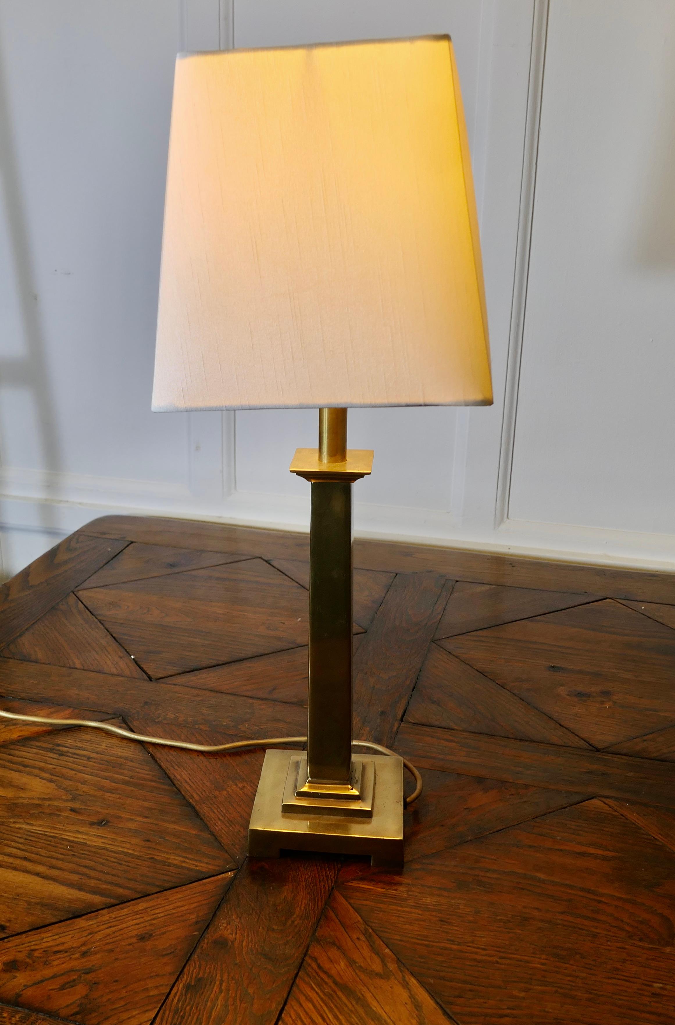 Lampe de table en laiton avec colonne centrale Bon état - En vente à Godshill, Isle of Wight