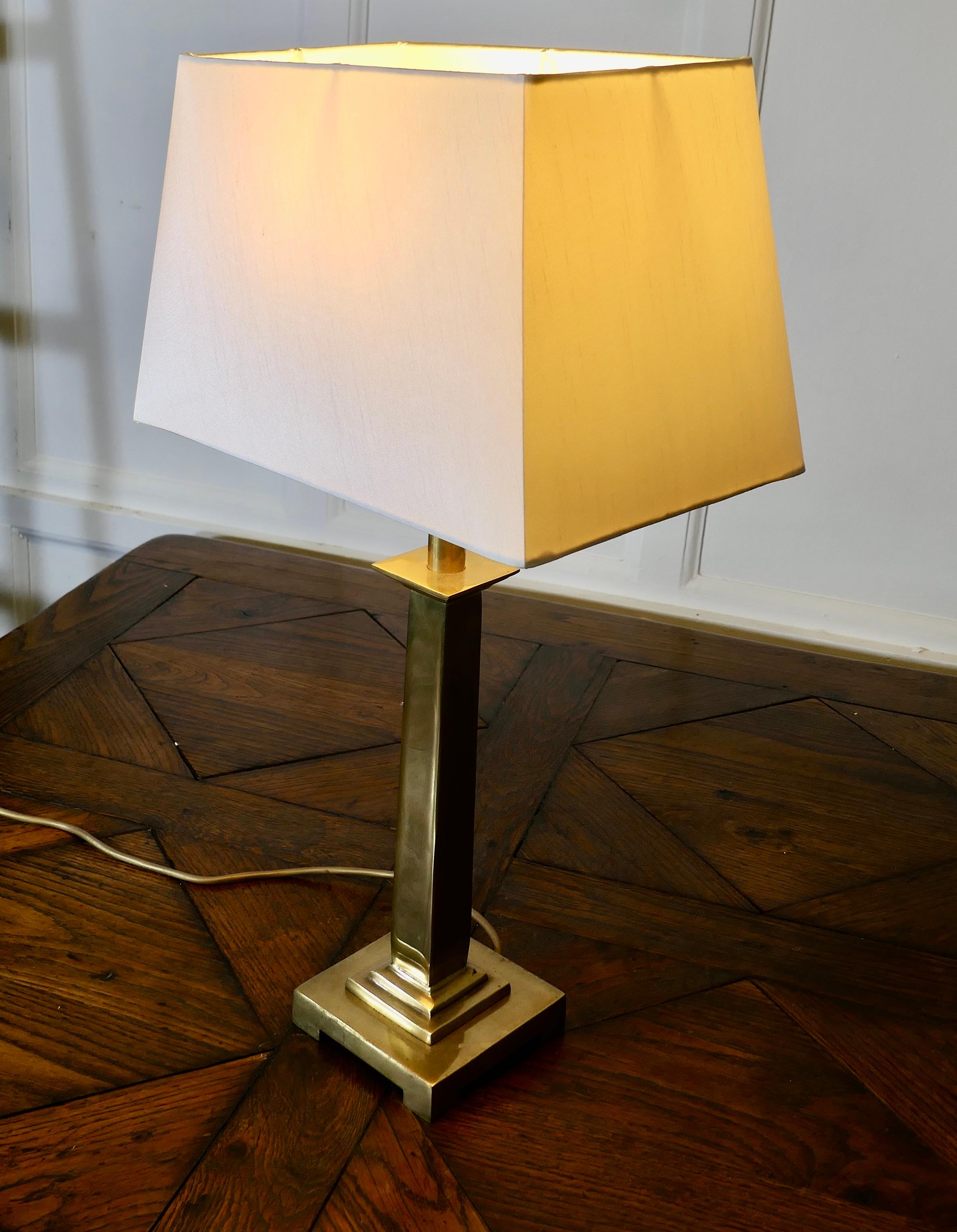 Fin du 20e siècle Lampe de table en laiton avec colonne centrale en vente