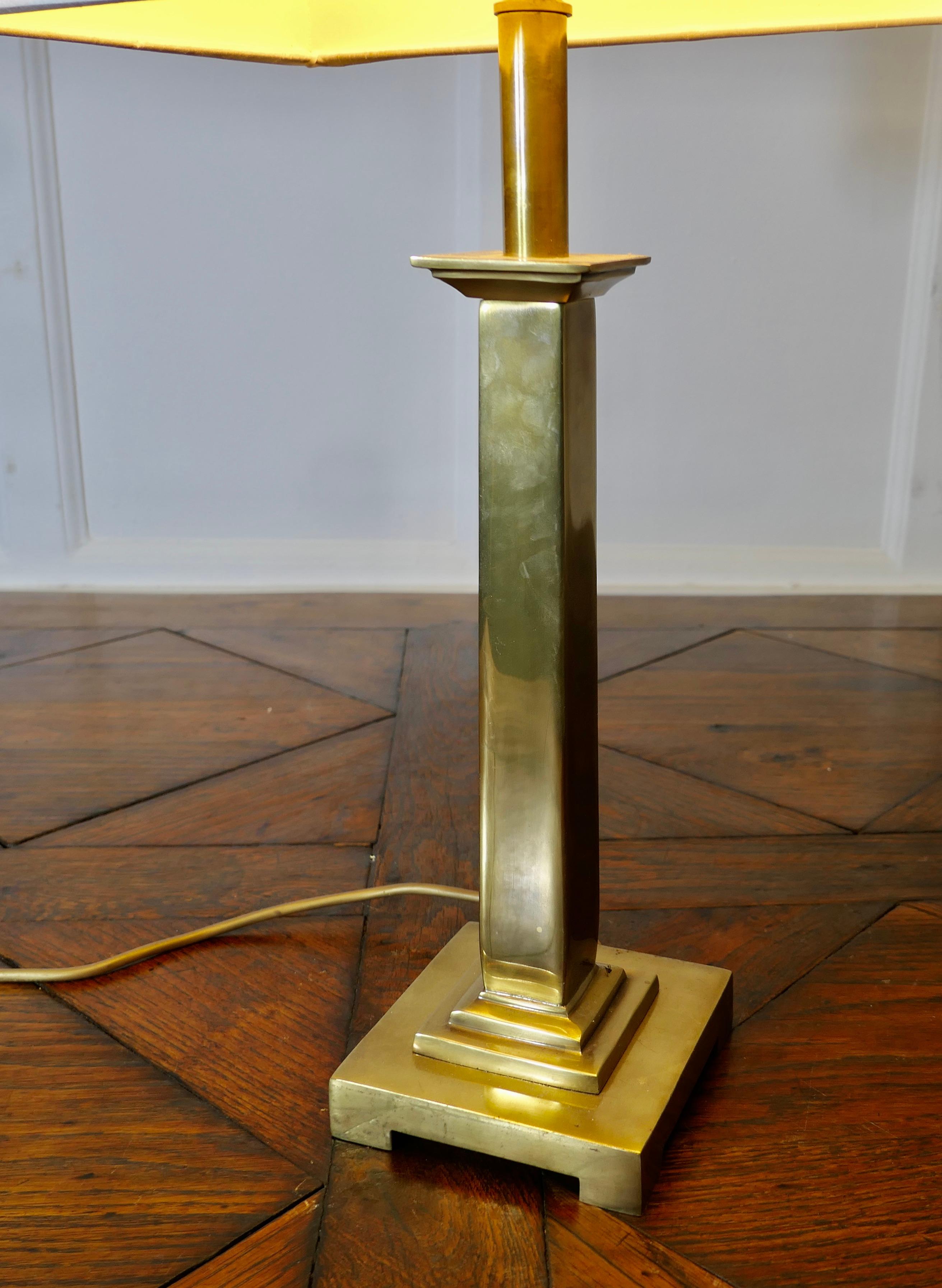 Laiton Lampe de table en laiton avec colonne centrale en vente