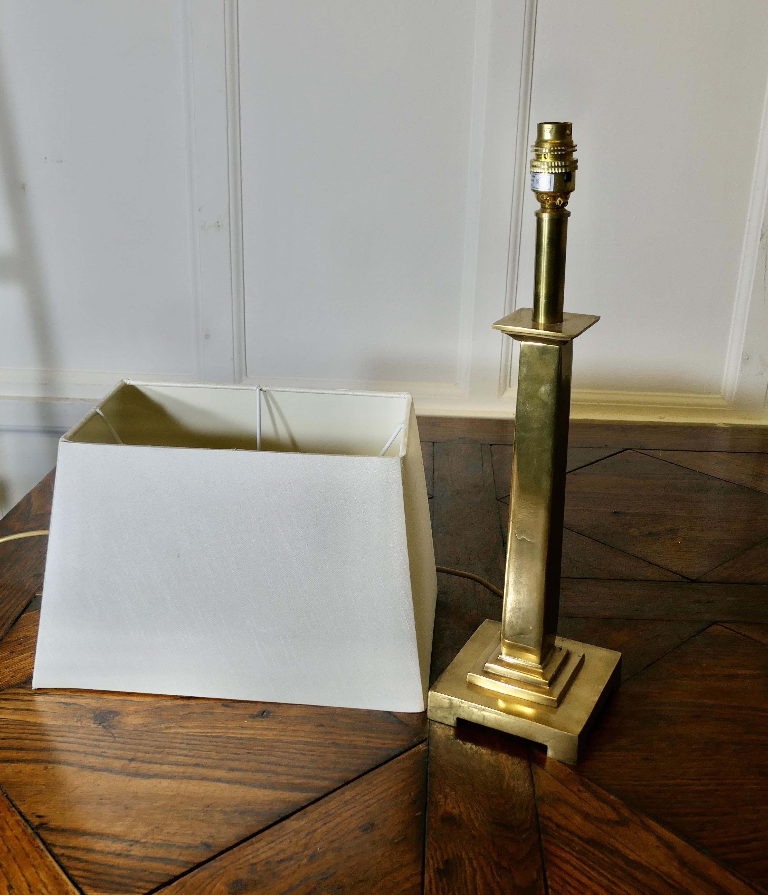 Lampe de table en laiton avec colonne centrale en vente 1