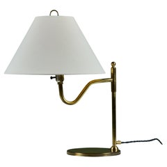 Lámpara de mesa de latón con brazo curvo