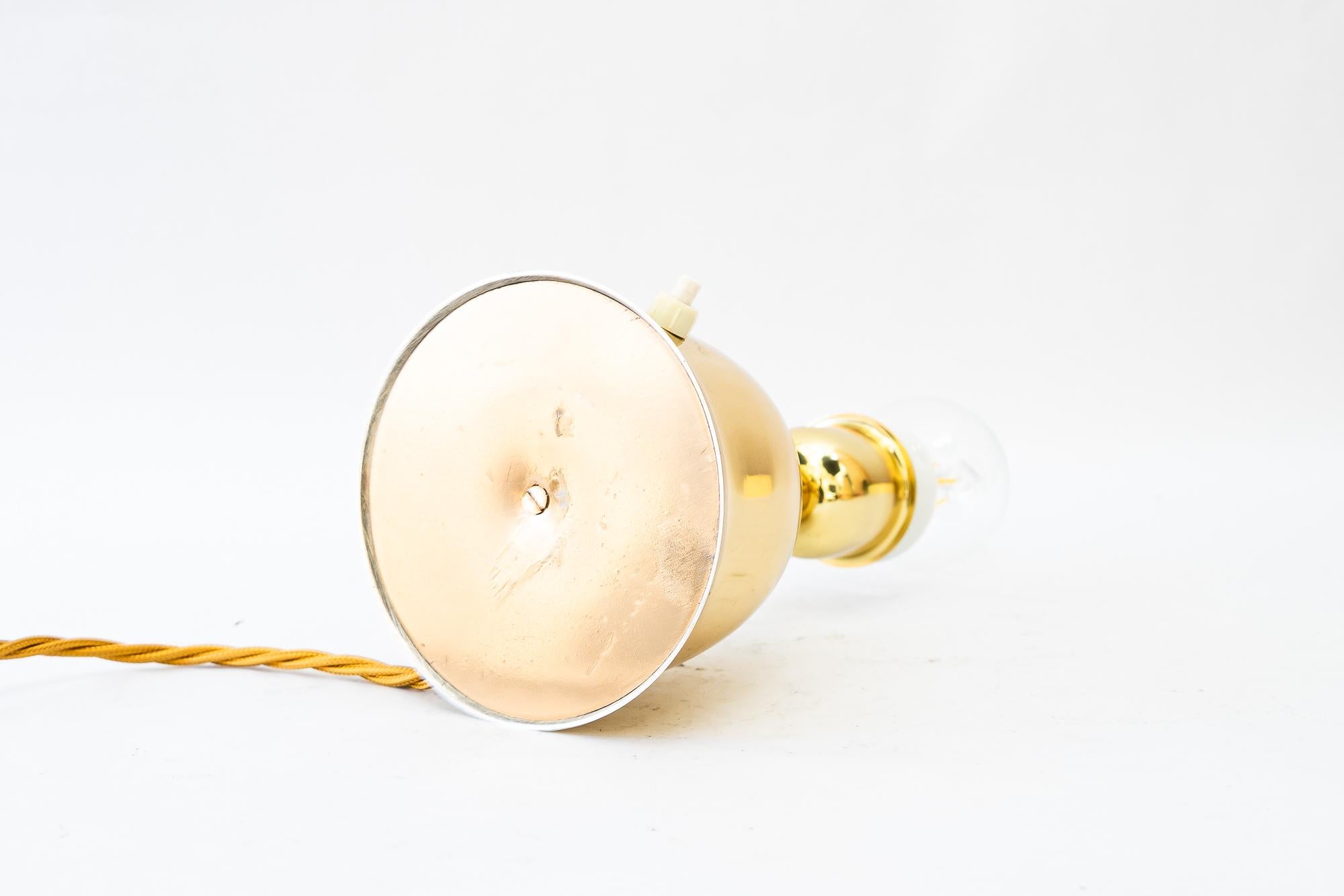 Messing Tischlampe mit Stoffschirm wien um 1950er im Angebot 8