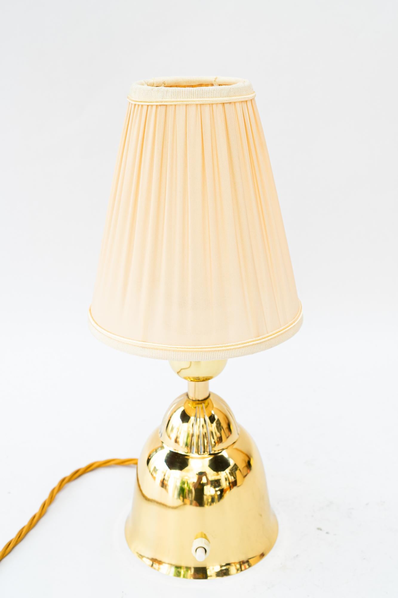 Messing Tischlampe mit Stoffschirm wien um 1950er
Messing poliert und emailliert
Der Stoffschirm wird ersetzt ( neu )