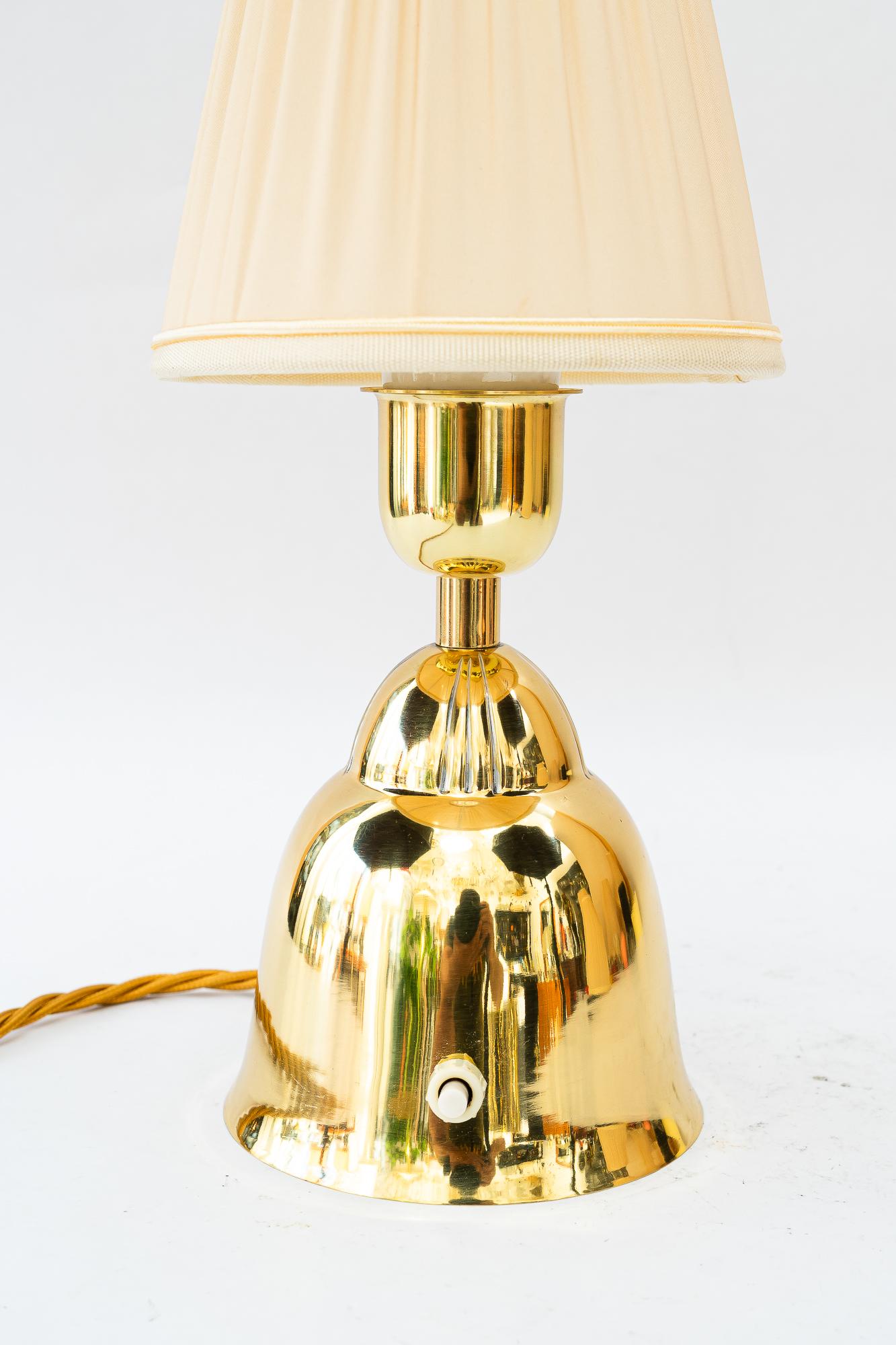 Messing Tischlampe mit Stoffschirm wien um 1950er (Lackiert) im Angebot
