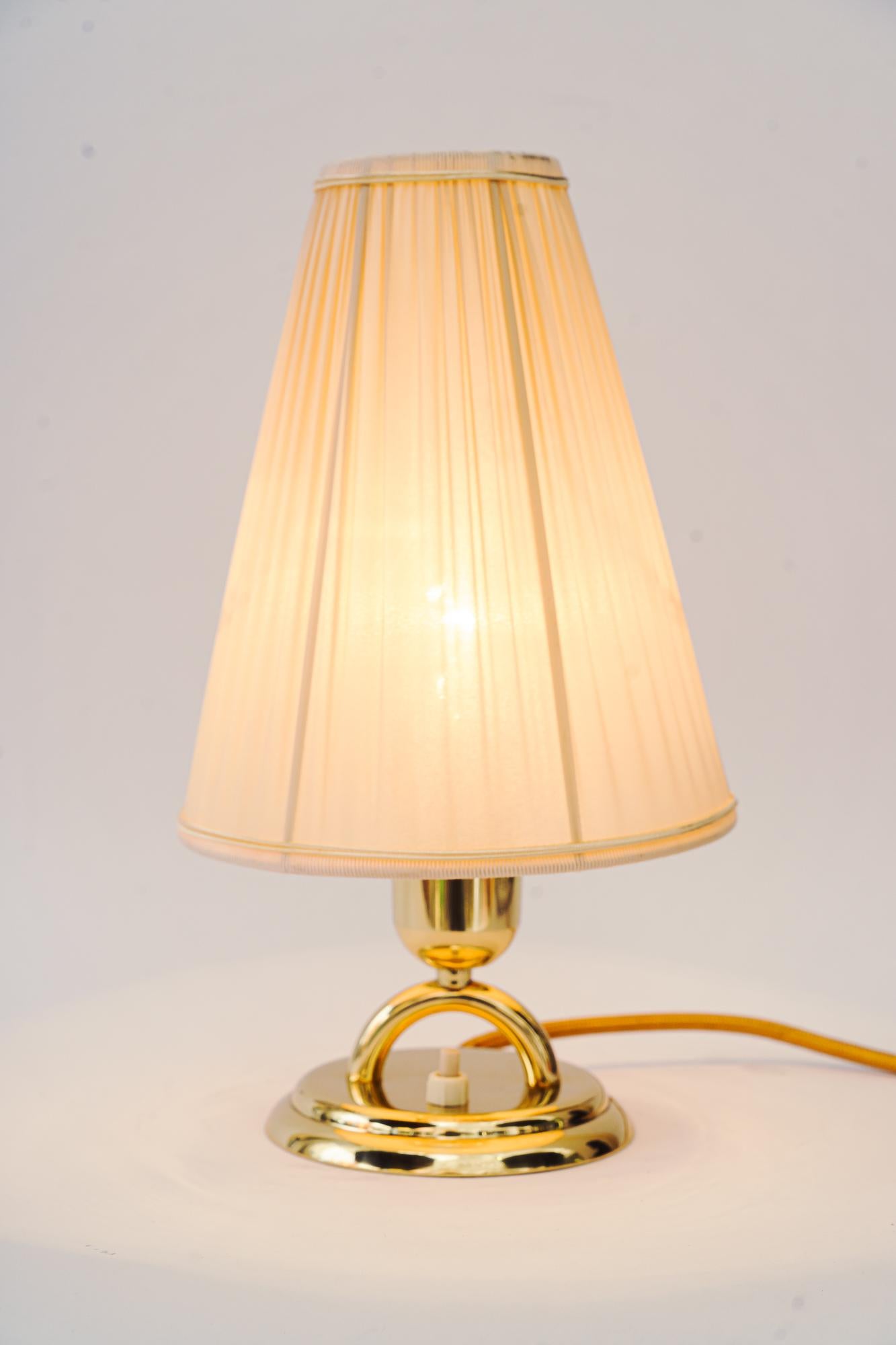 Messing Tischlampe mit Stoffschirm wien um 1950er im Zustand „Gut“ im Angebot in Wien, AT