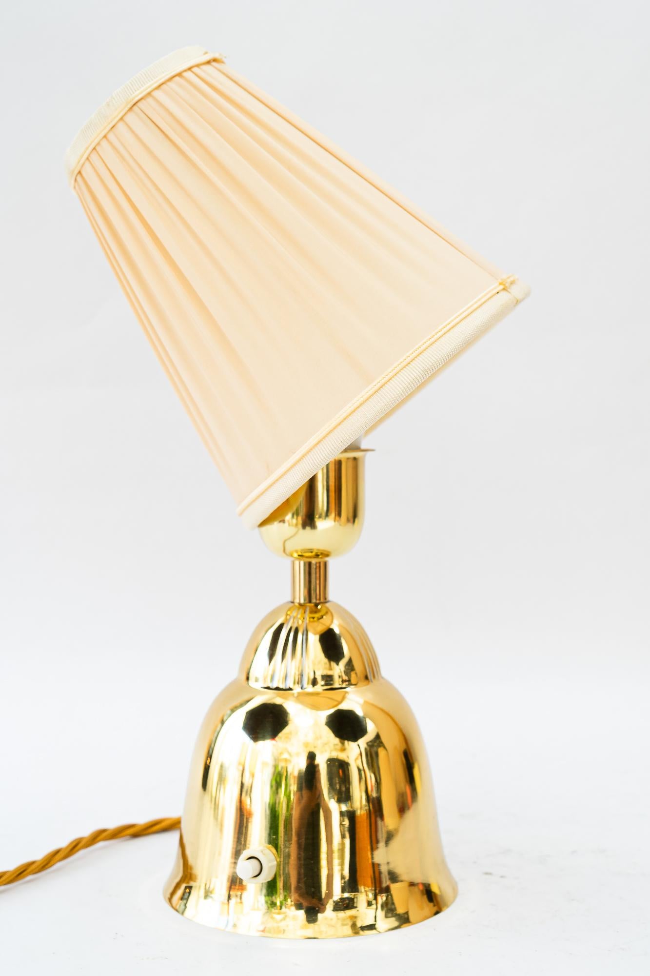 Messing Tischlampe mit Stoffschirm wien um 1950er im Angebot 1