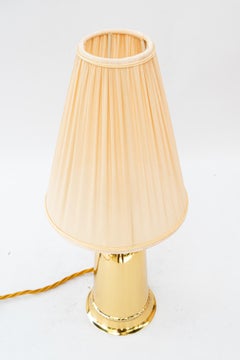 Lámpara de sobremesa de latón con pantalla de tela viena hacia los años 1960