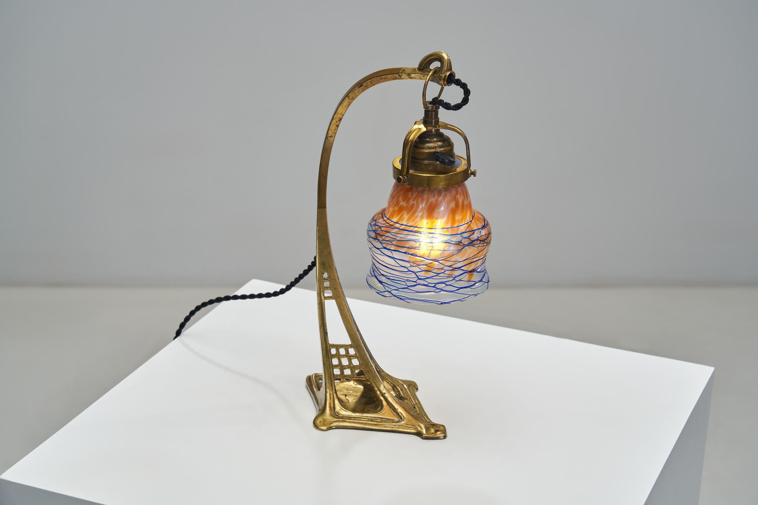 Lampe de bureau en laiton avec abat-jour en verre irisé, Europe, début du 20e siècle en vente 3