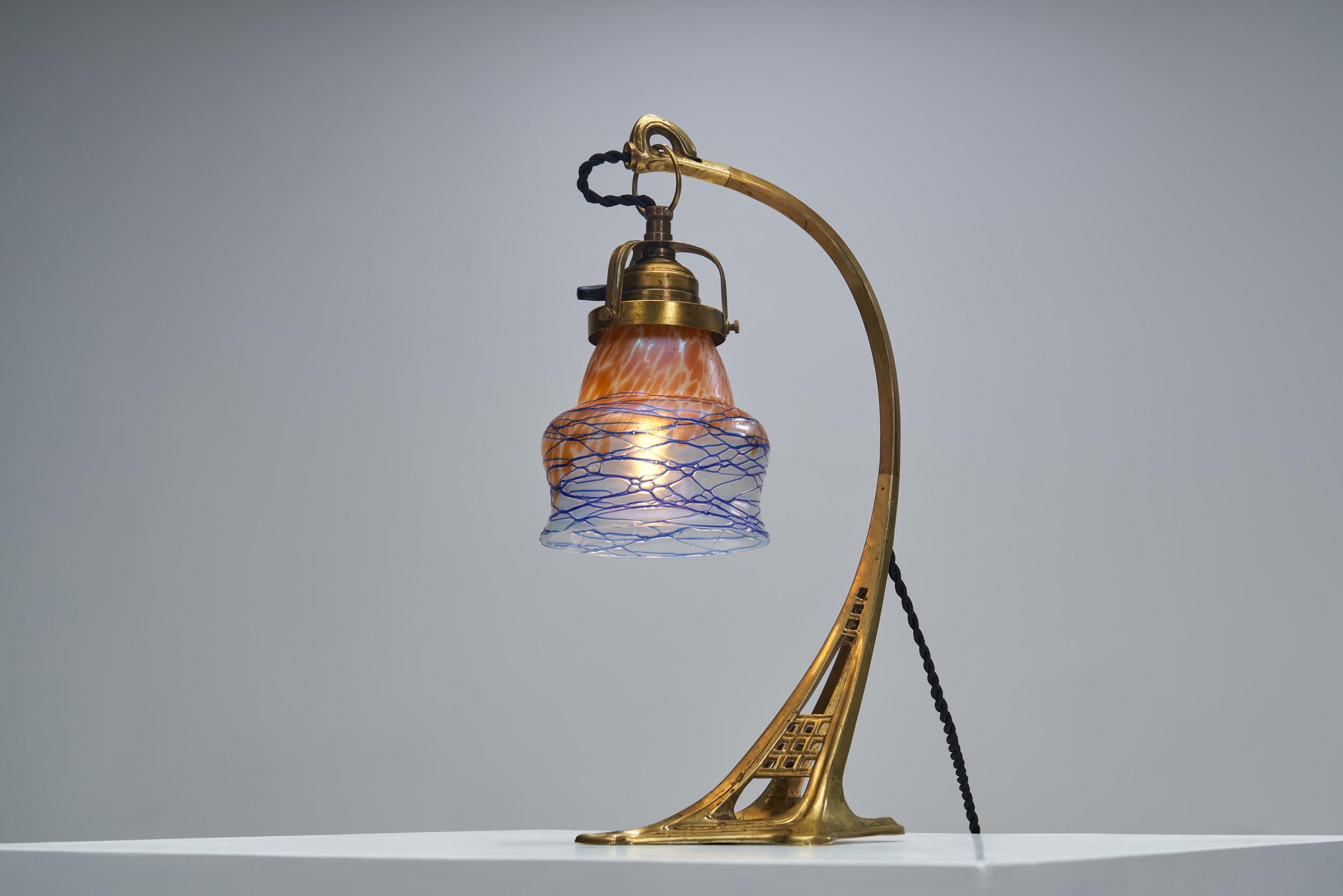 Messing-Tischlampe mit irisierendem Glasschirm, Europa, Anfang 20. im Angebot 10