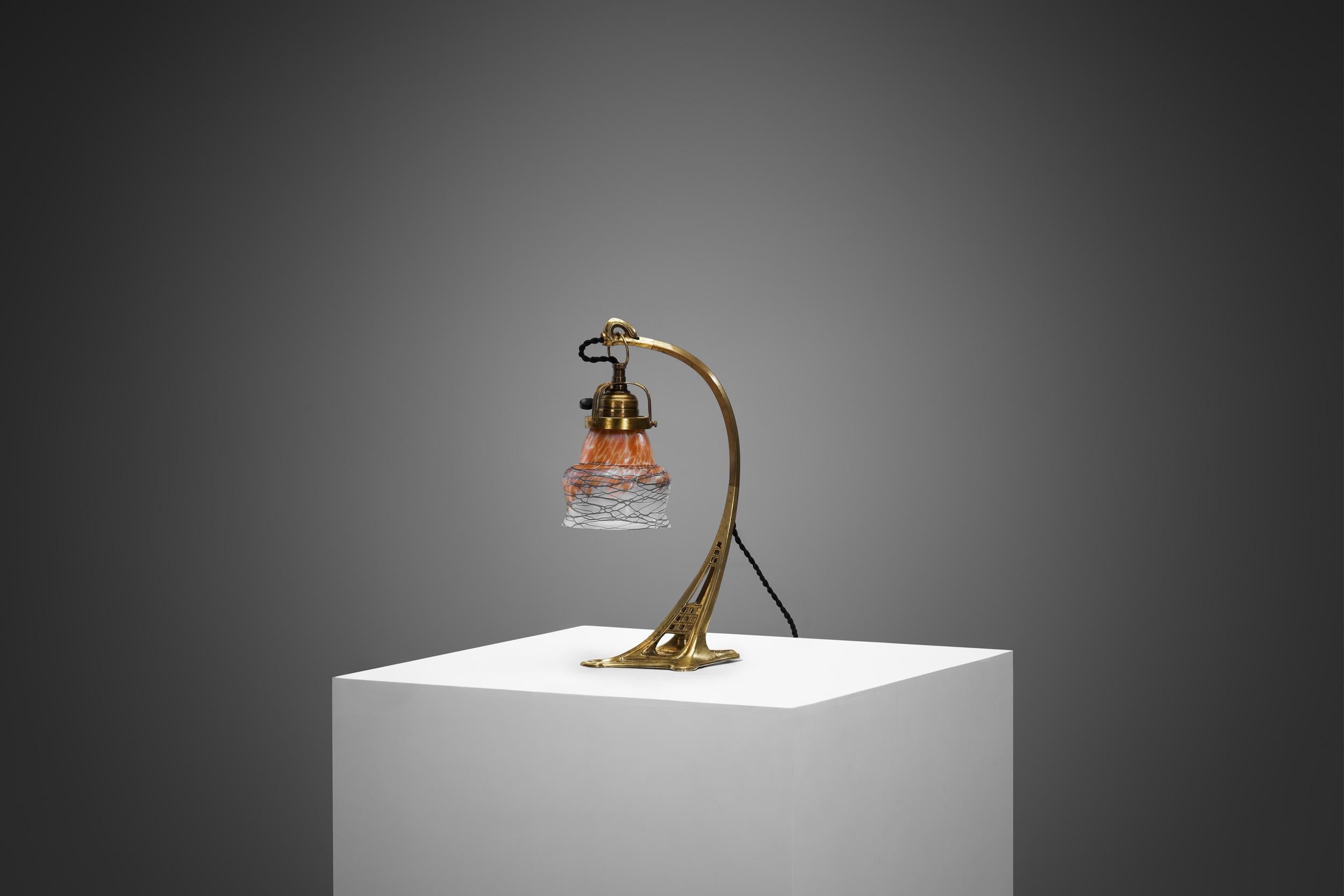 Art nouveau Lampe de bureau en laiton avec abat-jour en verre irisé, Europe, début du 20e siècle en vente