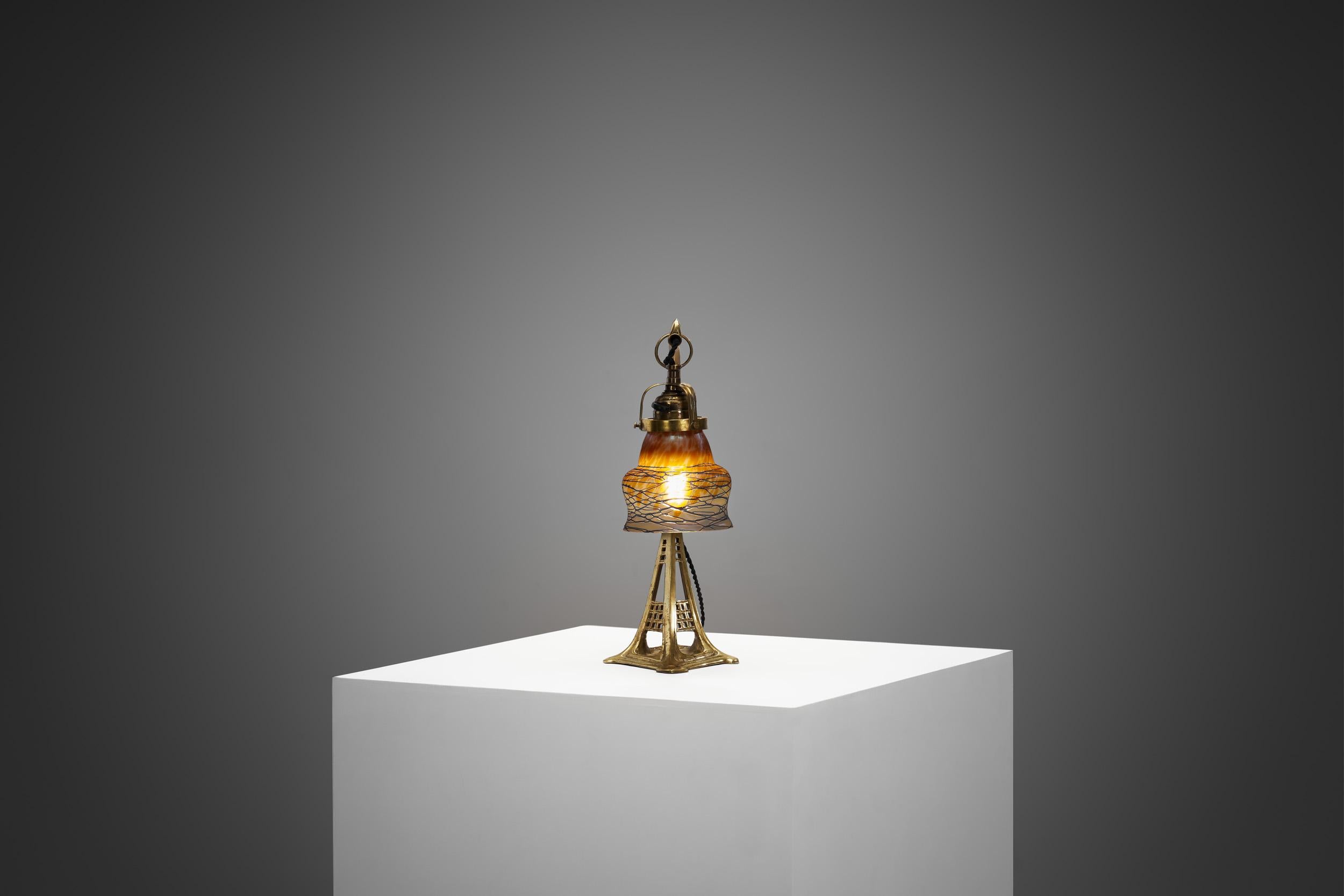 20ième siècle Lampe de bureau en laiton avec abat-jour en verre irisé, Europe, début du 20e siècle en vente