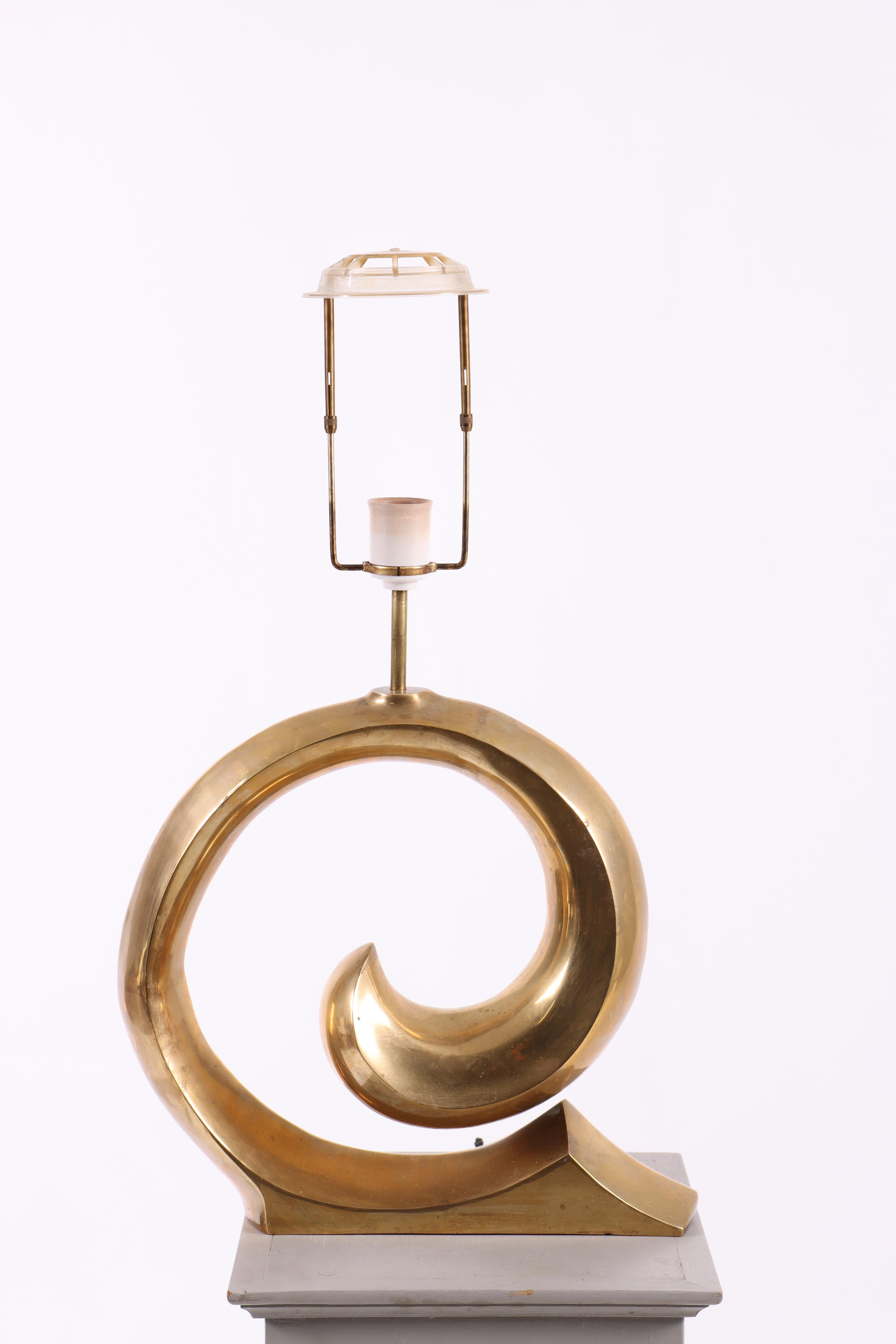 Elegante lámpara de sobremesa de latón con una base escultural y orgánica. La lámpara viene con una nueva pantalla de tela que complementa los tonos cálidos del latón y crea una expresión atemporal.
Una pieza de iluminación decorativa y funcional de