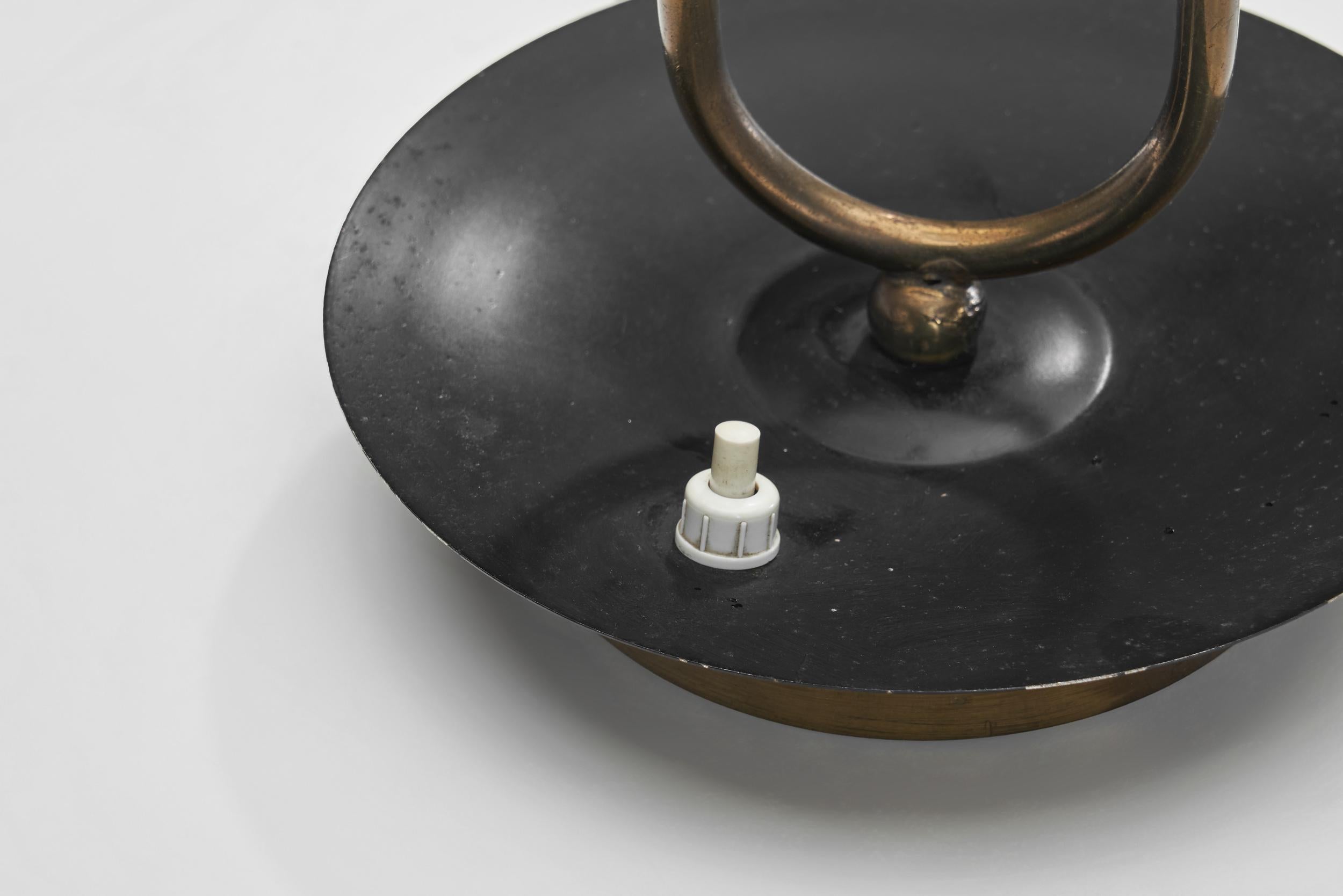 Lampe de bureau en laiton avec abat-jour en verre opale, Europe 20e siècle en vente 3