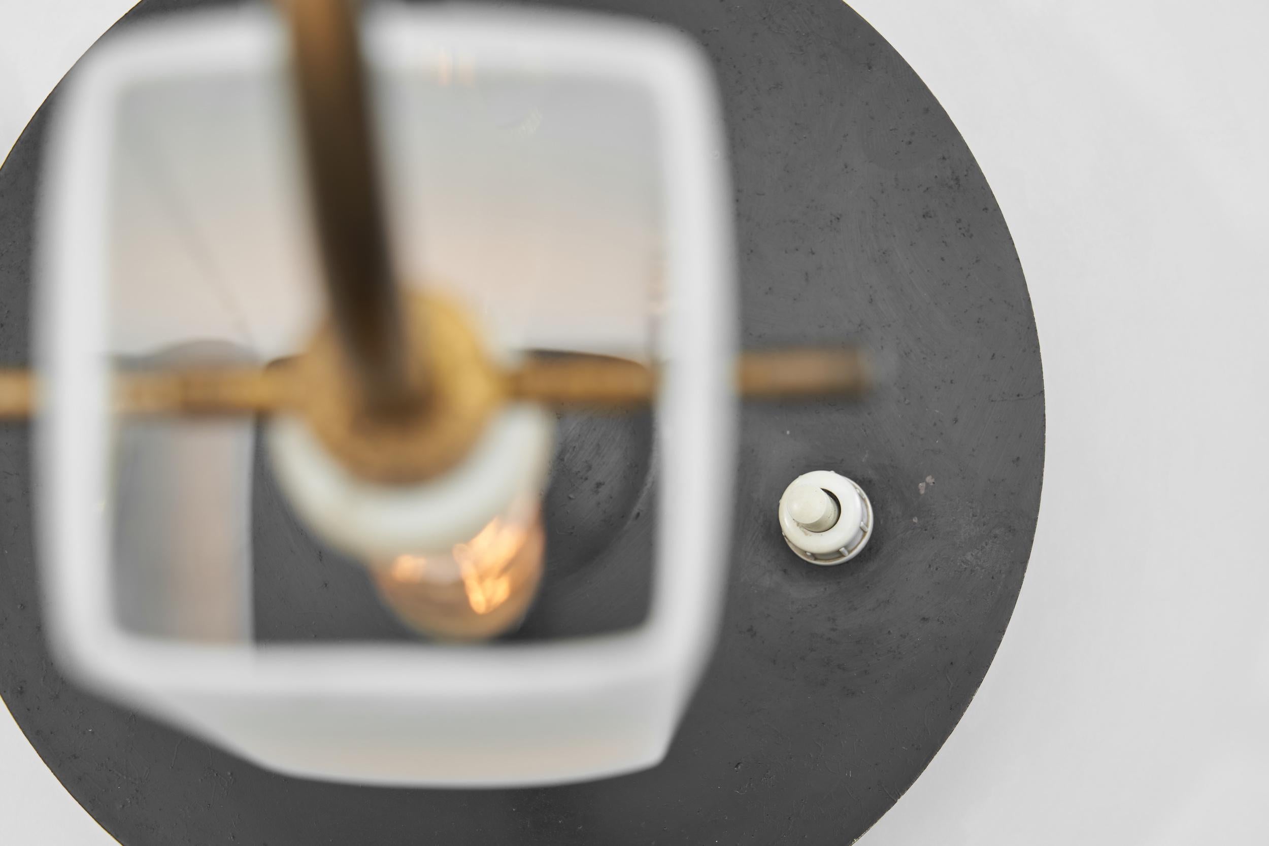 Lampe de bureau en laiton avec abat-jour en verre opale, Europe 20e siècle en vente 4