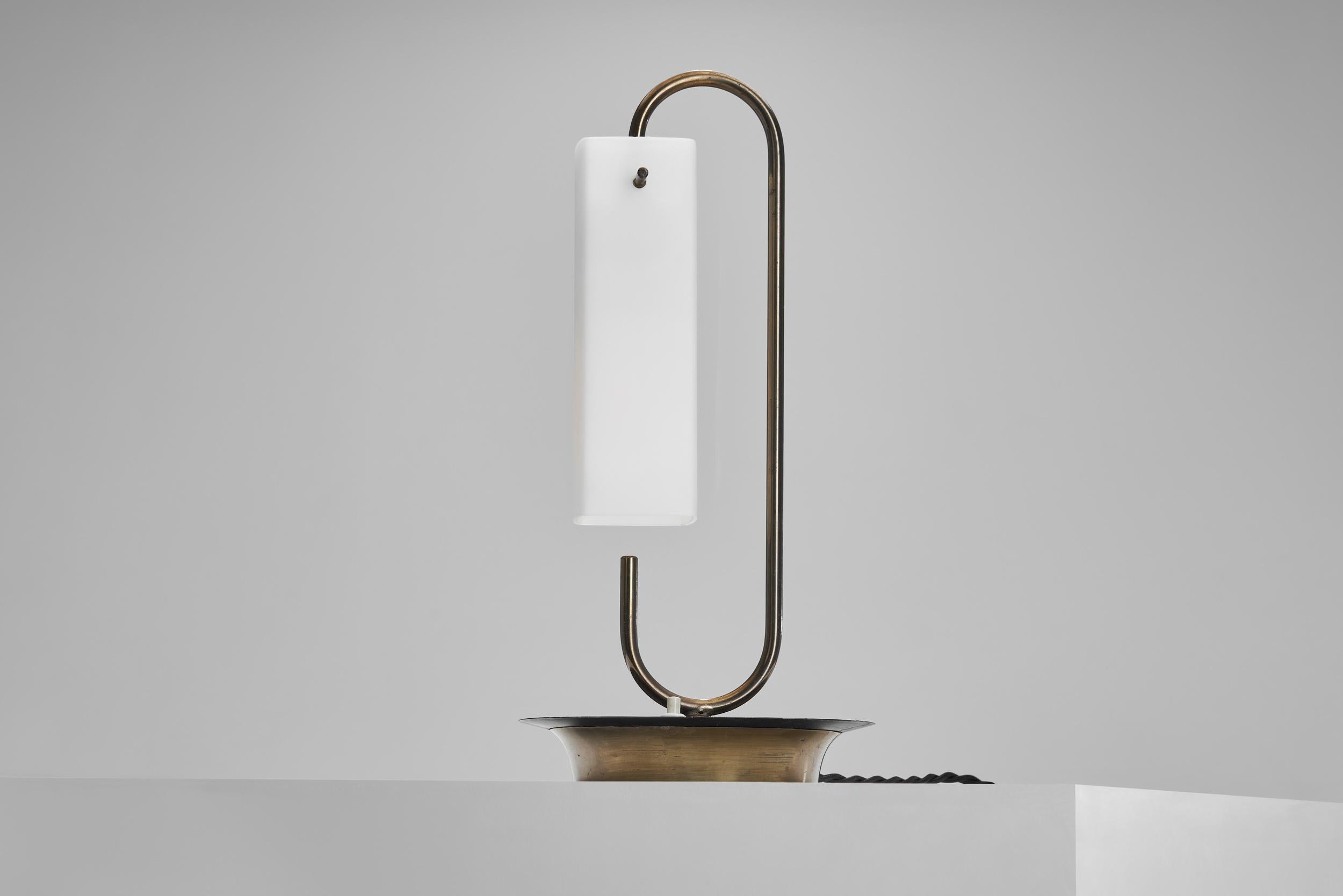 Lampe de bureau en laiton avec abat-jour en verre opale, Europe 20e siècle en vente 5