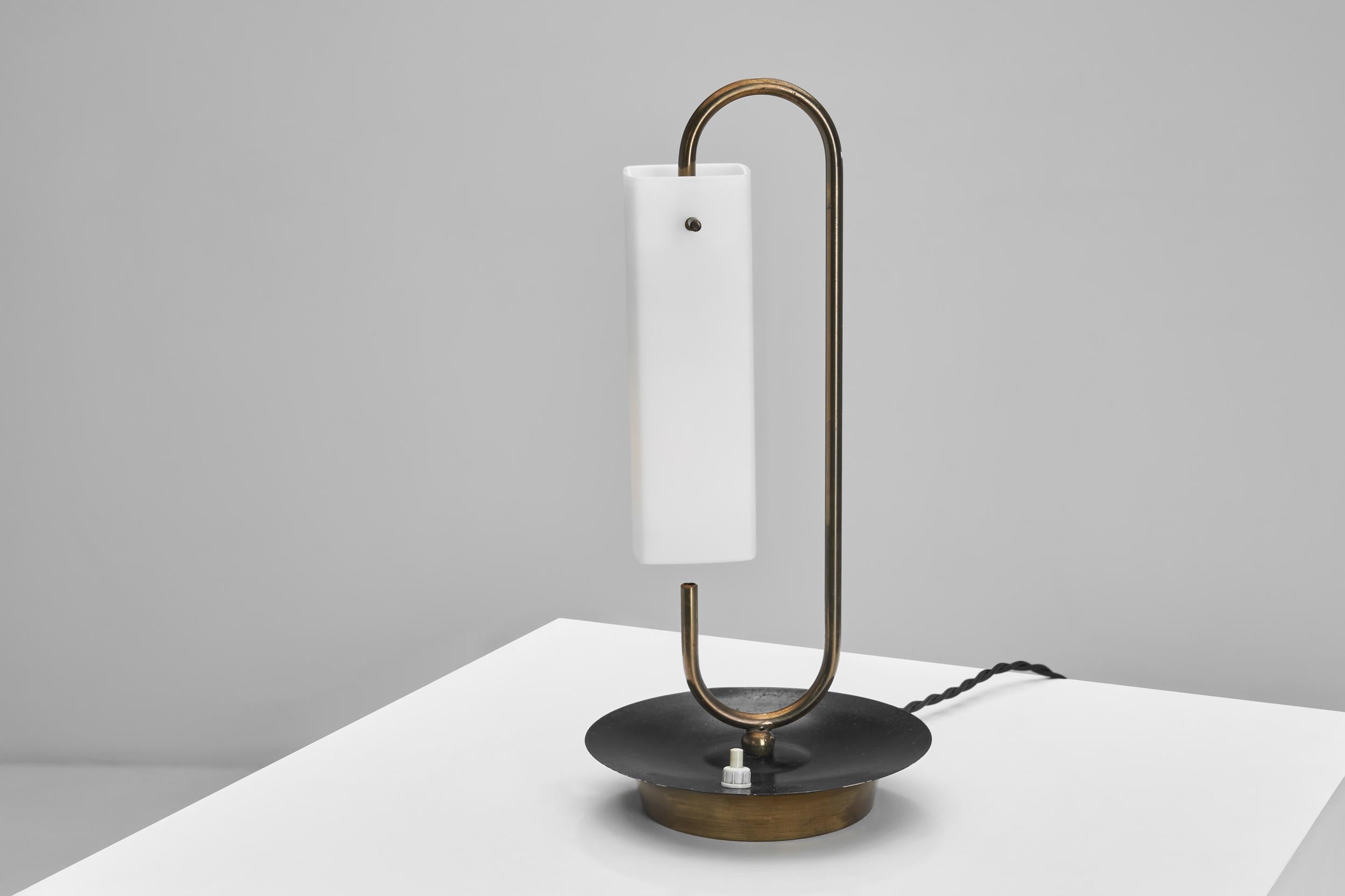 Lampe de bureau en laiton avec abat-jour en verre opale, Europe 20e siècle en vente 6