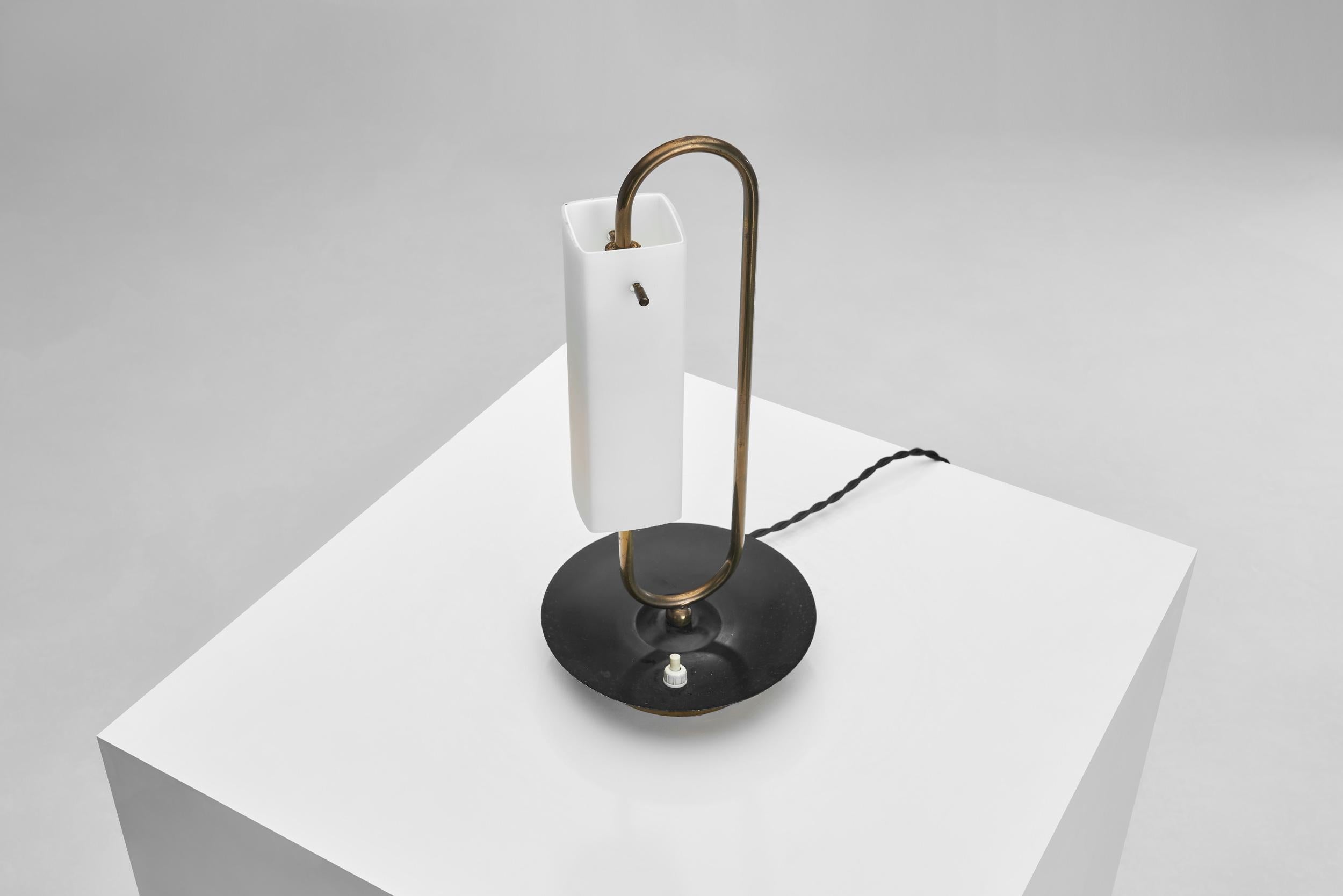 Lampe de bureau en laiton avec abat-jour en verre opale, Europe 20e siècle en vente 7