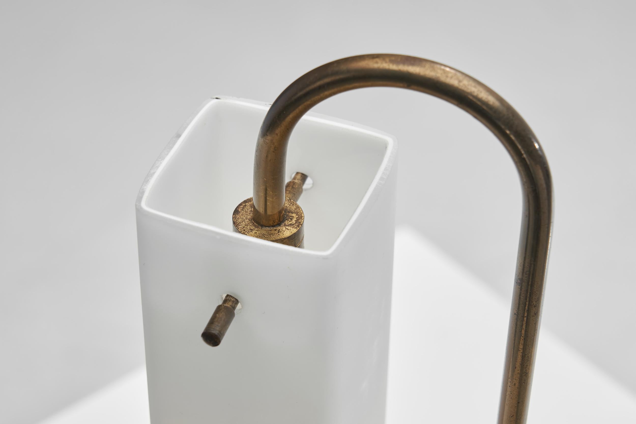Lampe de bureau en laiton avec abat-jour en verre opale, Europe 20e siècle en vente 9