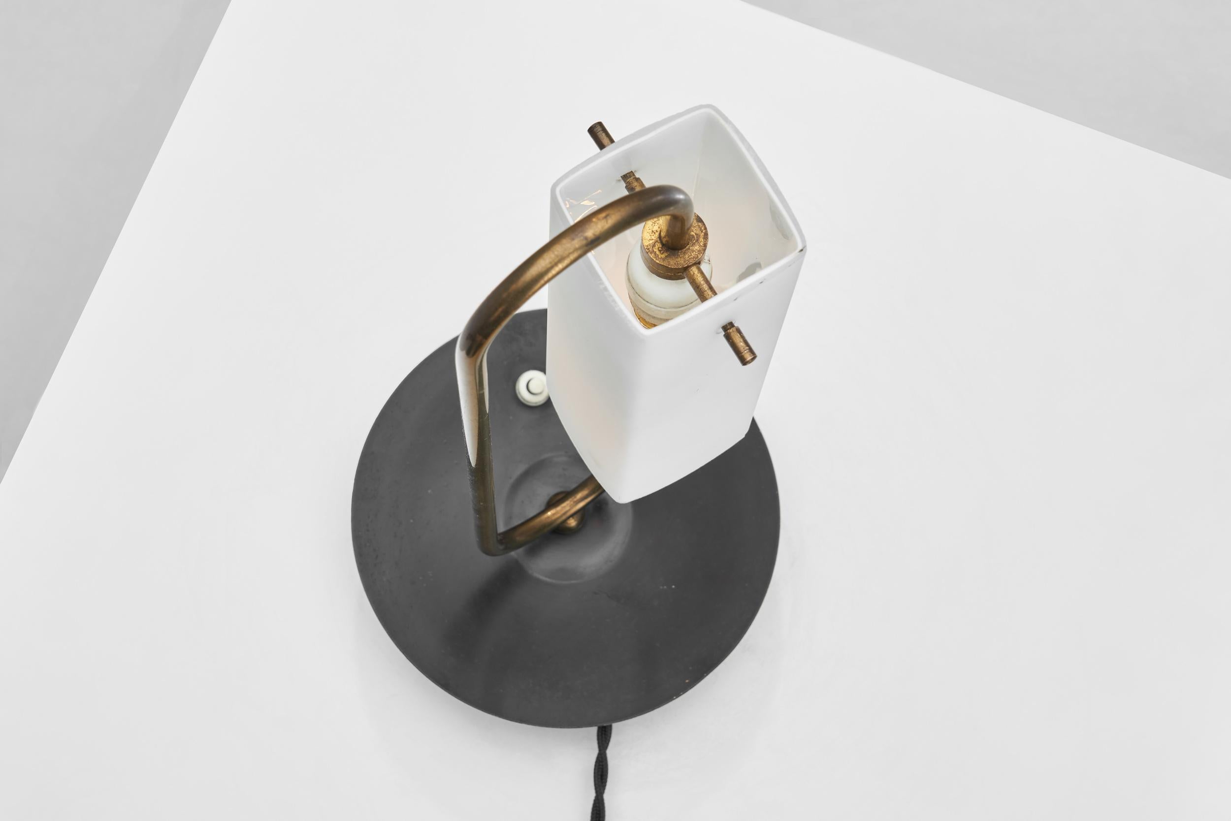 Lampe de bureau en laiton avec abat-jour en verre opale, Europe 20e siècle en vente 10