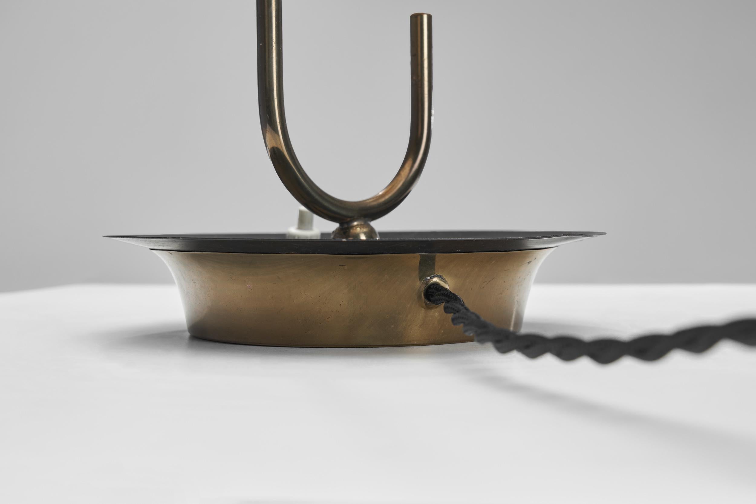 Lampe de bureau en laiton avec abat-jour en verre opale, Europe 20e siècle en vente 12