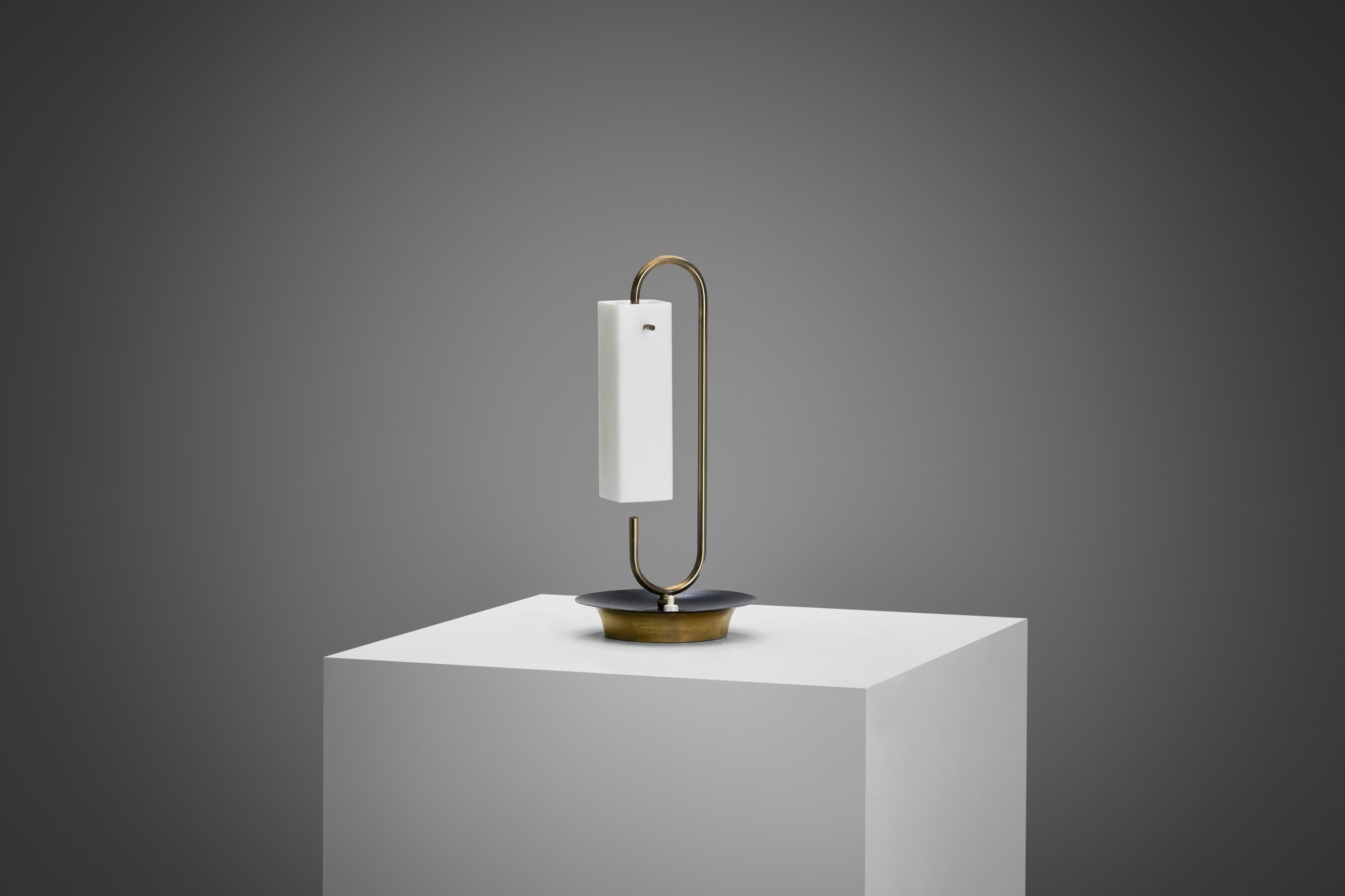 Mid-Century Modern Lampe de bureau en laiton avec abat-jour en verre opale, Europe 20e siècle en vente