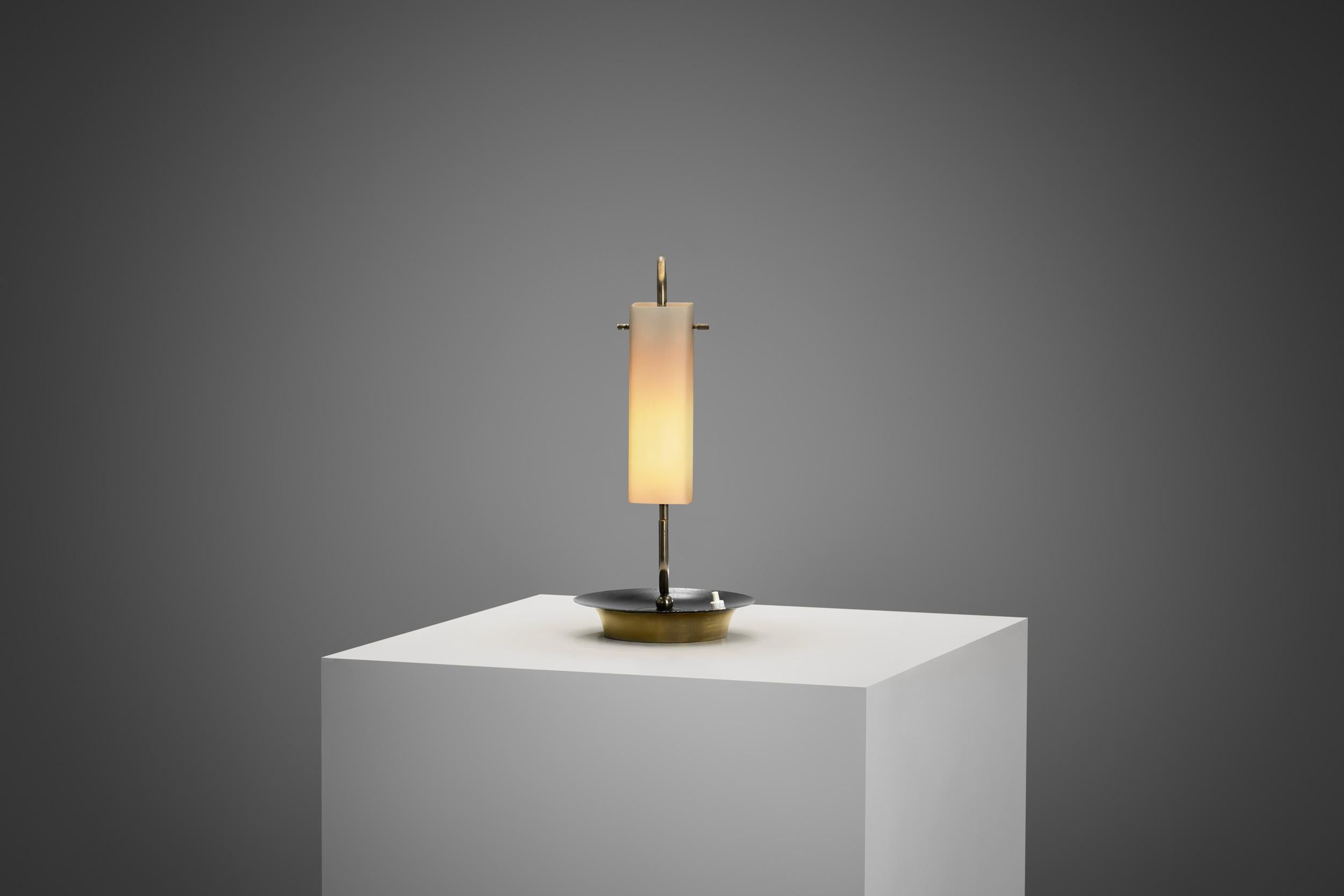 Européen Lampe de bureau en laiton avec abat-jour en verre opale, Europe 20e siècle en vente