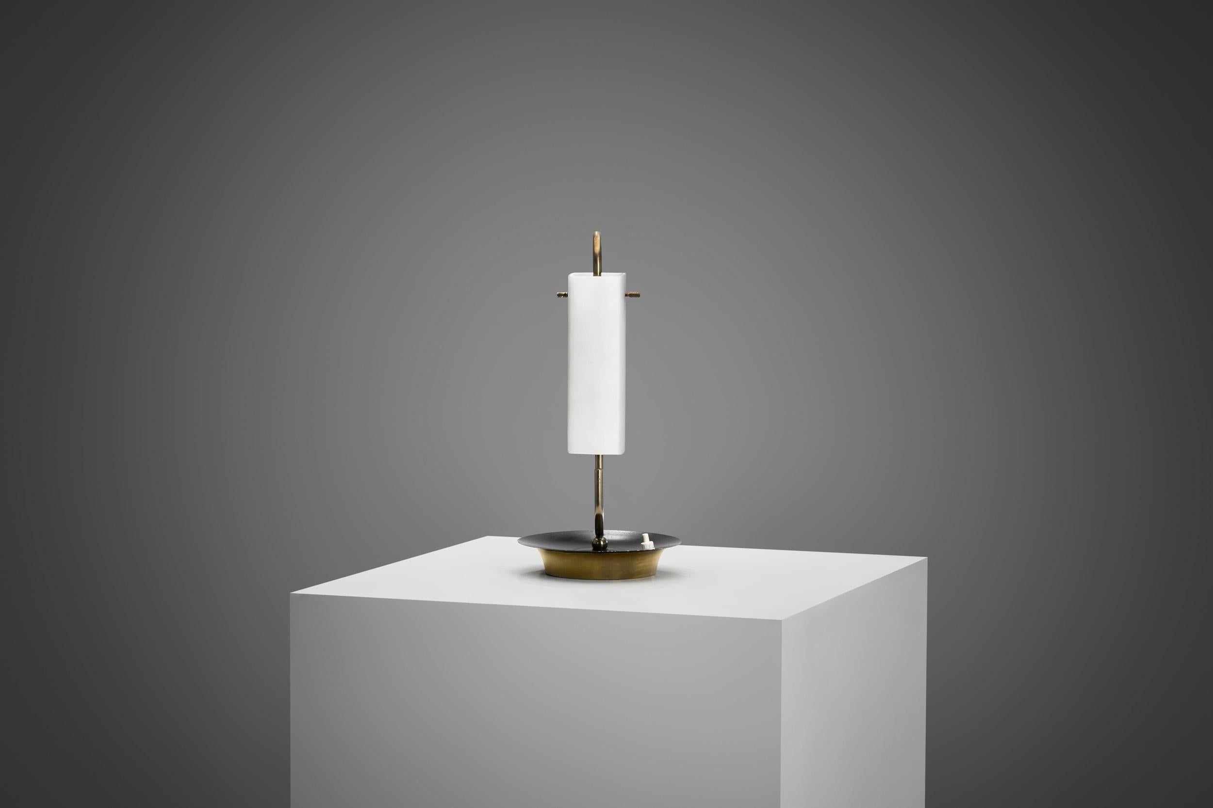 Lampe de bureau en laiton avec abat-jour en verre opale, Europe 20e siècle Bon état - En vente à Utrecht, NL