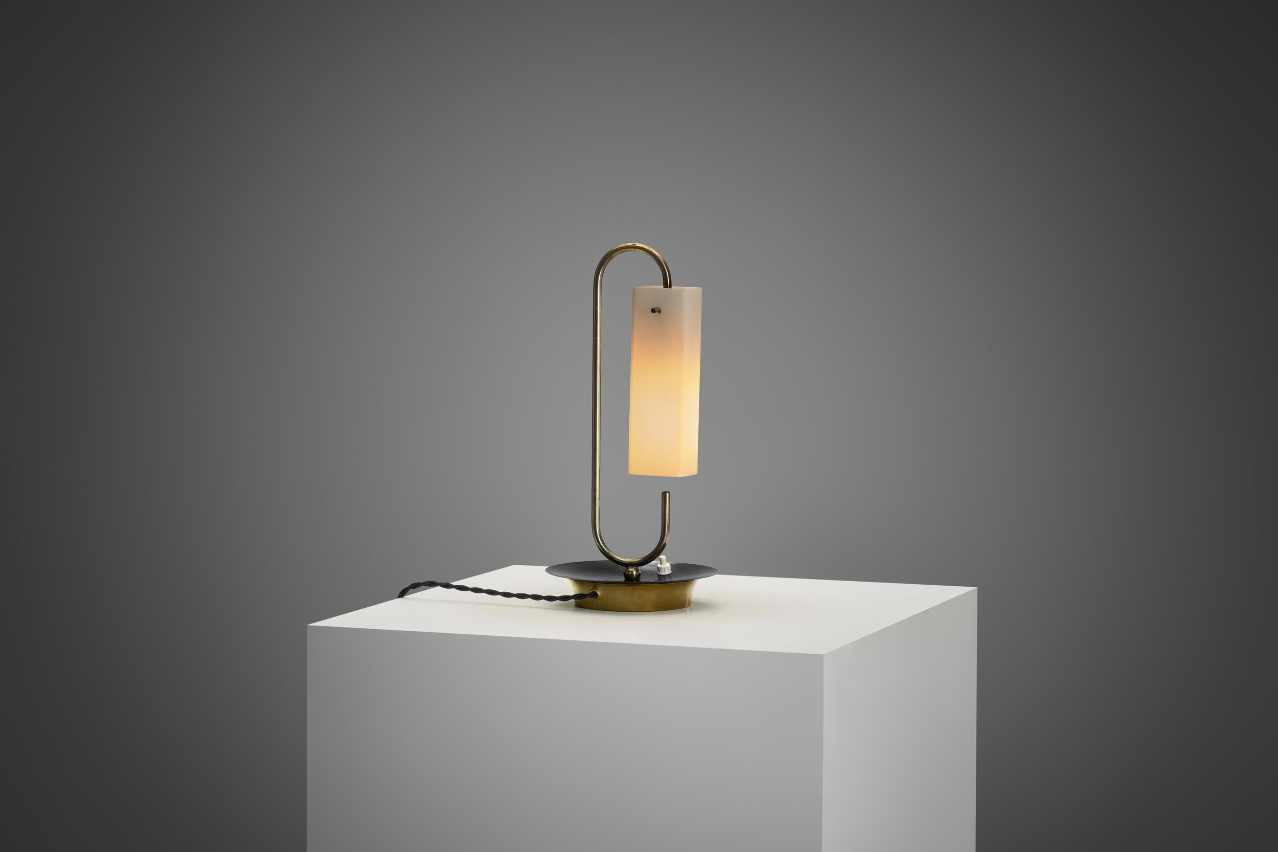 20ième siècle Lampe de bureau en laiton avec abat-jour en verre opale, Europe 20e siècle en vente