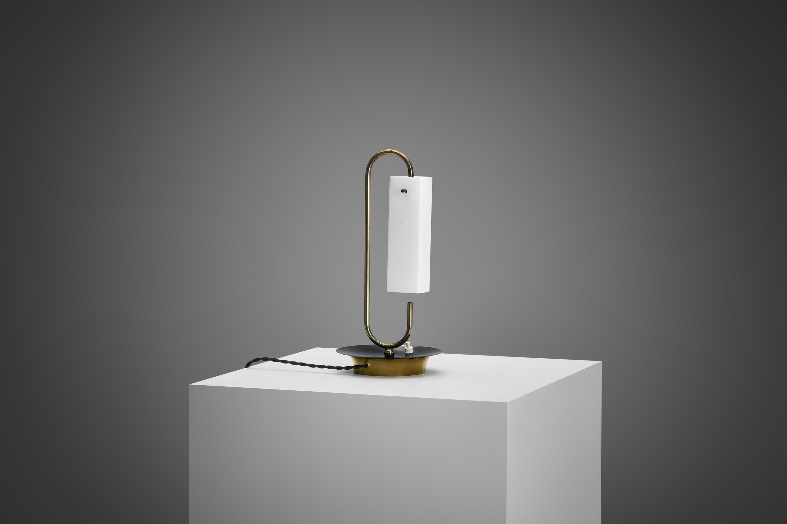 Laiton Lampe de bureau en laiton avec abat-jour en verre opale, Europe 20e siècle en vente