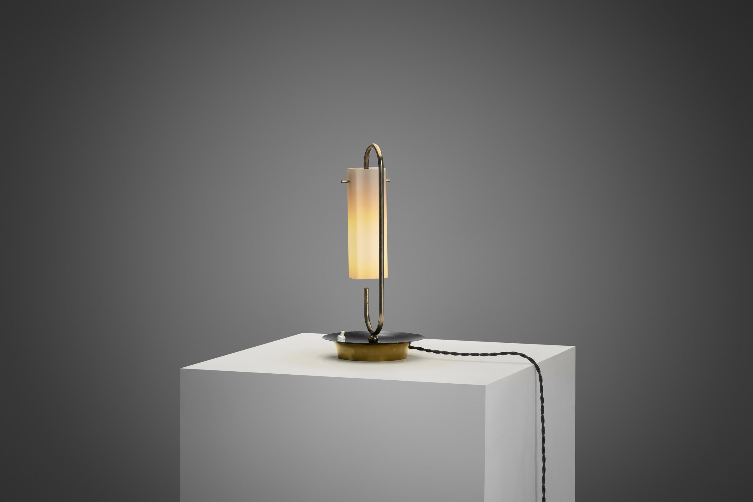 Lampe de bureau en laiton avec abat-jour en verre opale, Europe 20e siècle en vente 1