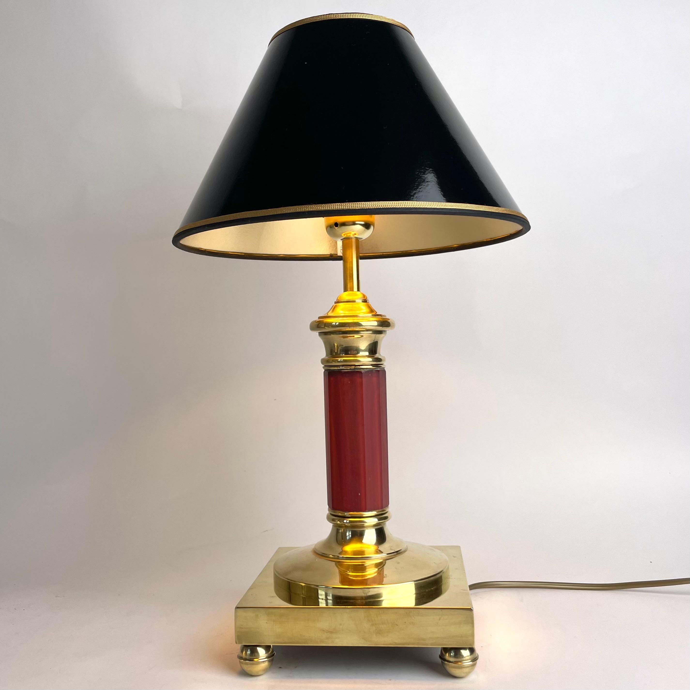 Une charmante lampe de table en laiton avec une étonnante colonne en verre teinté. Lampe à kérosène de la fin du 19e siècle, 

Un mélange frappant de couleurs et de matériaux, sous la forme d'un laiton brillant et d'une colonne rouge profonde et