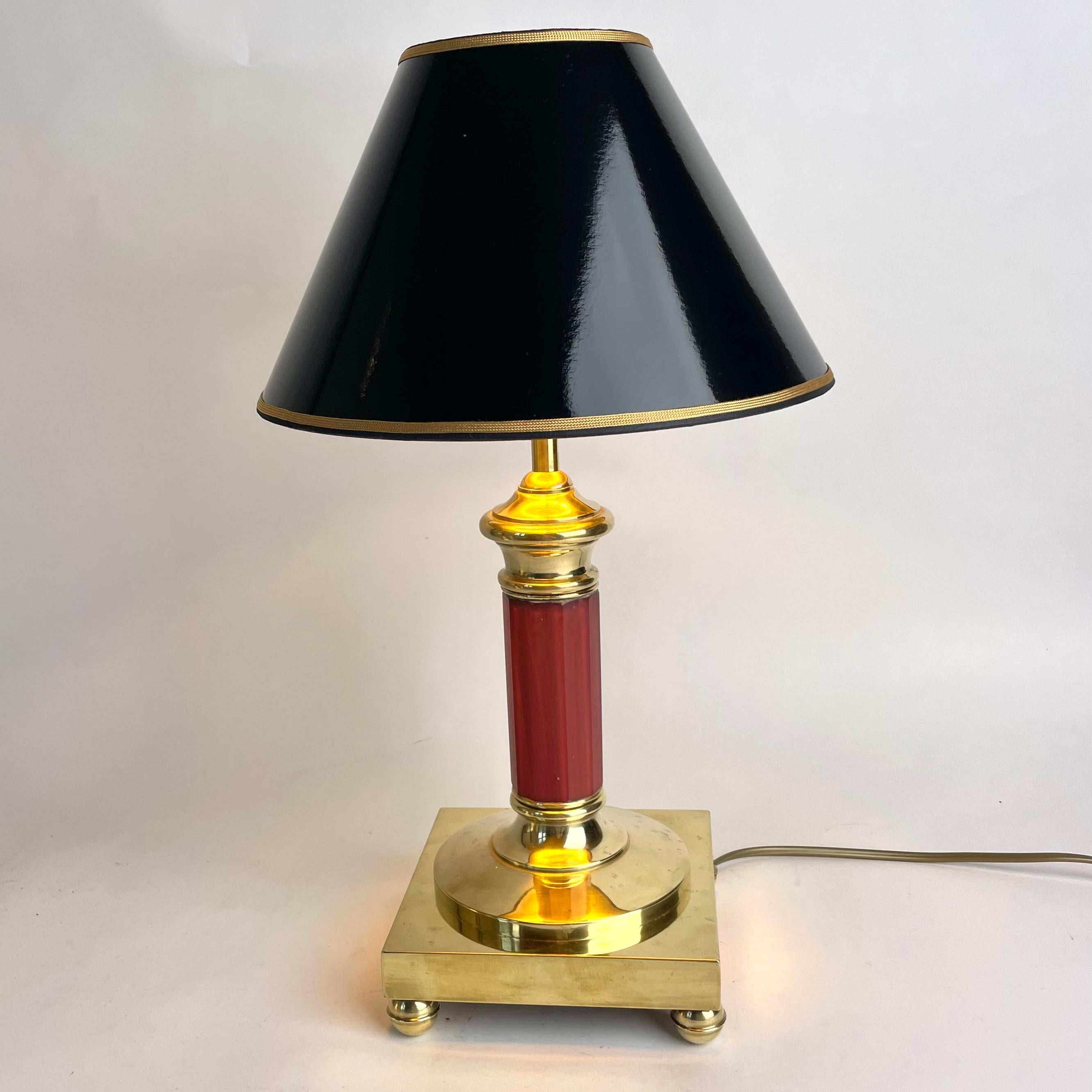 Européen Lampe de table en laiton avec colonne en verre rouge teinté, fin des années 1800 en vente