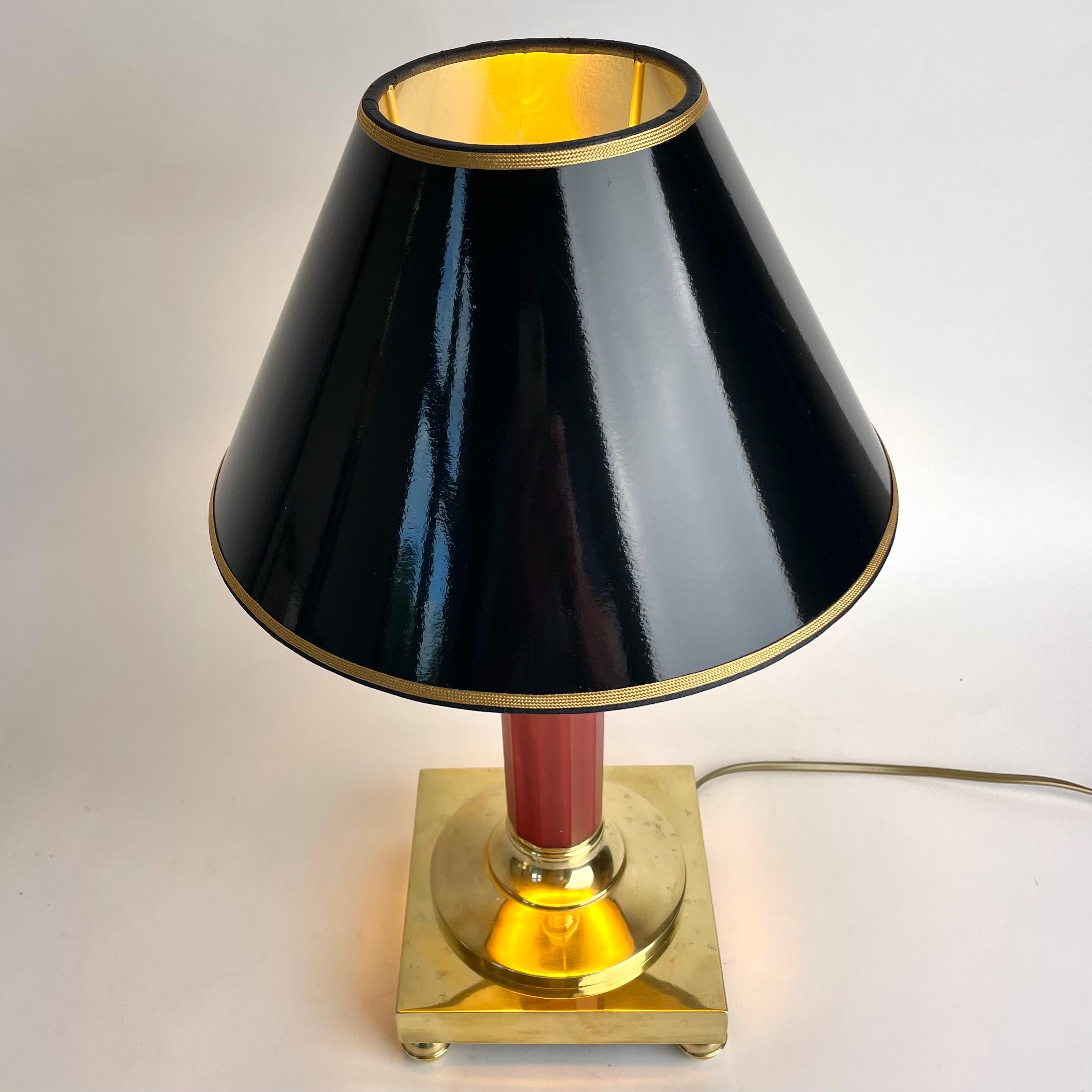 Tacheté Lampe de table en laiton avec colonne en verre rouge teinté, fin des années 1800 en vente
