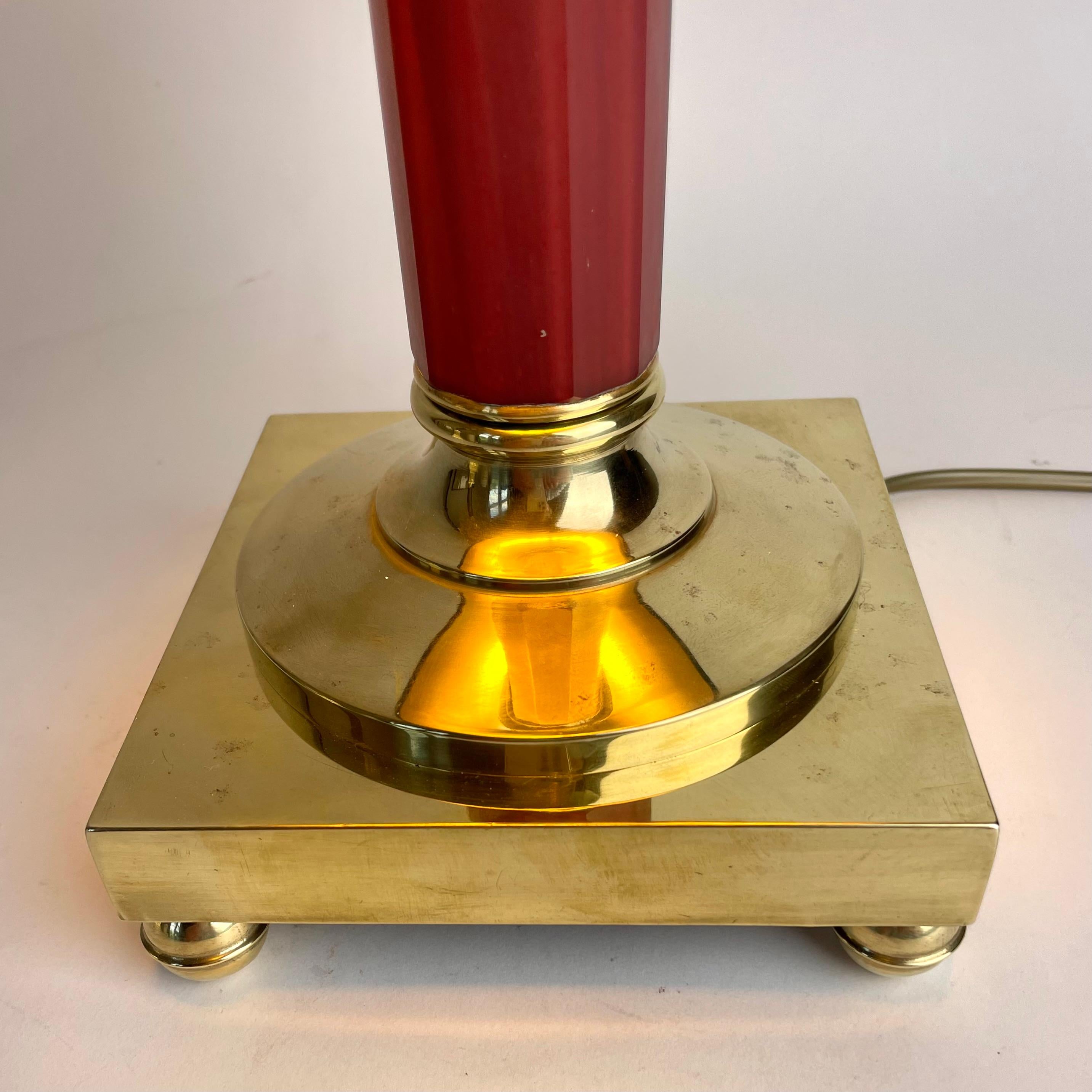 Lampe de table en laiton avec colonne en verre rouge teinté, fin des années 1800 Bon état - En vente à Knivsta, SE