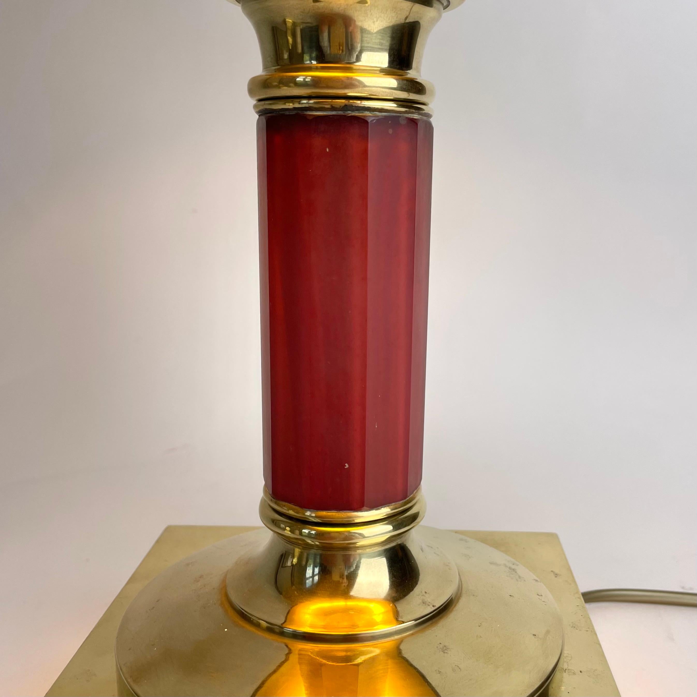 XIXe siècle Lampe de table en laiton avec colonne en verre rouge teinté, fin des années 1800 en vente