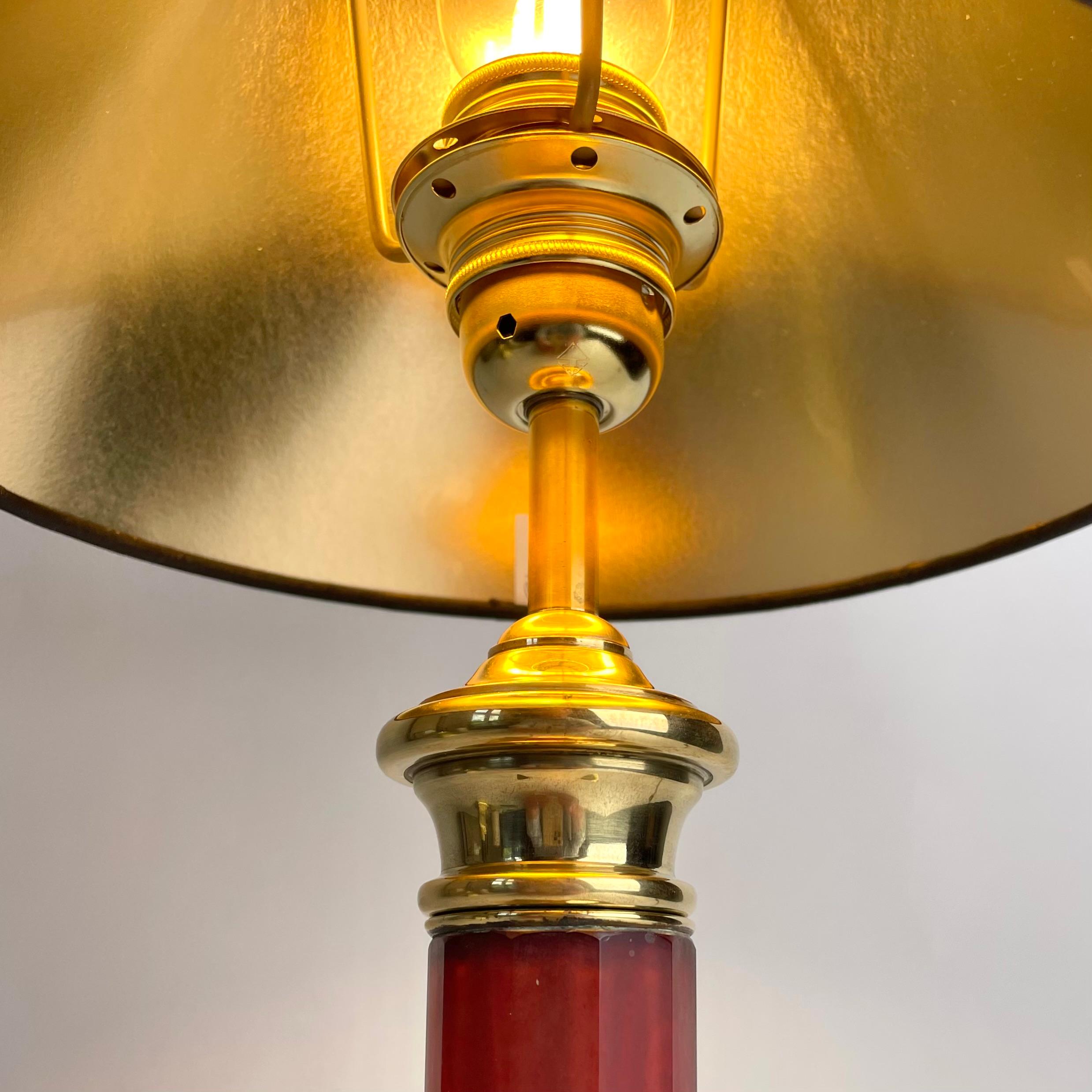 Laiton Lampe de table en laiton avec colonne en verre rouge teinté, fin des années 1800 en vente