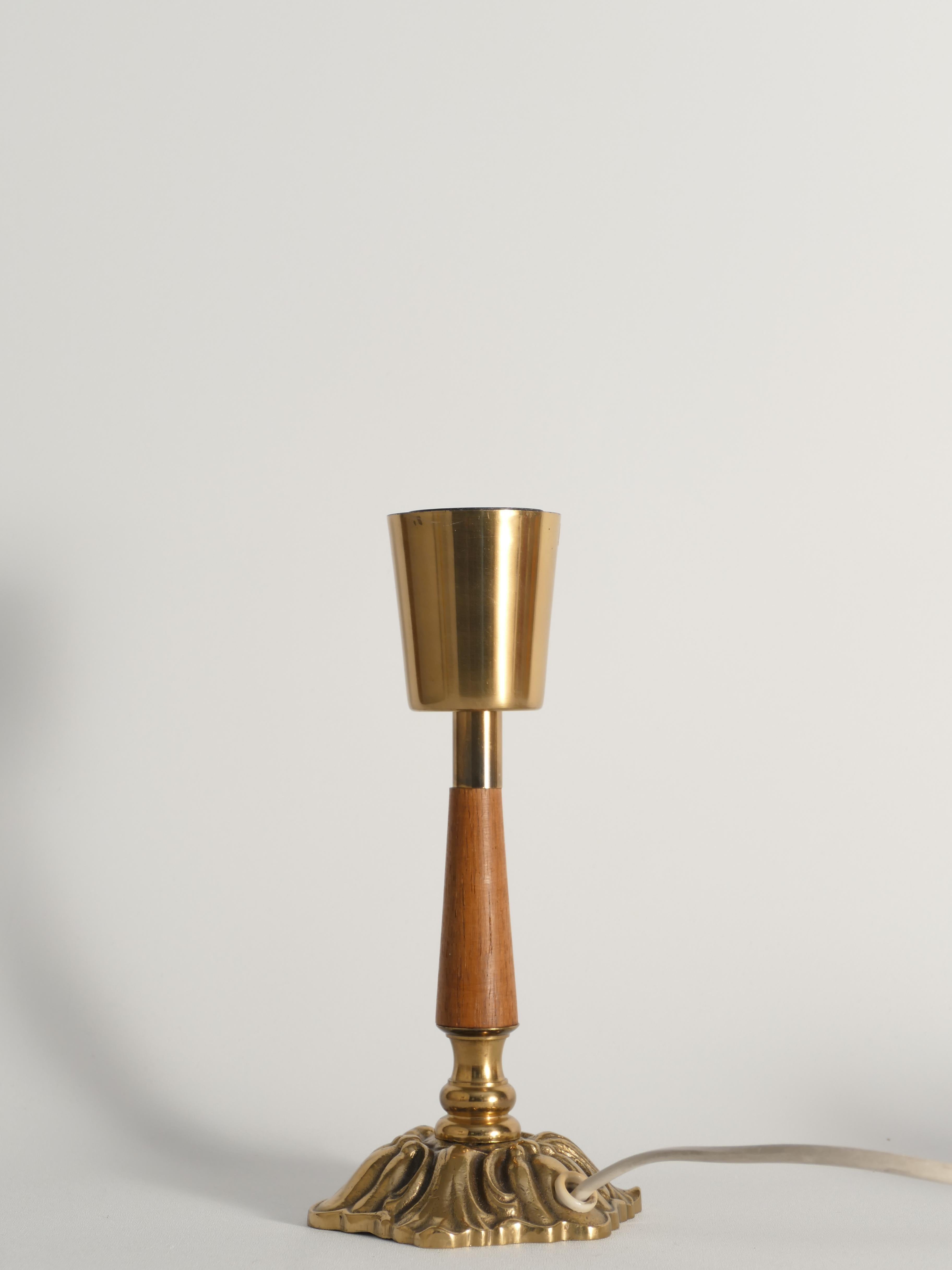 Lámpara de mesa de latón y teca de ASEA, Suecia, años 50

Esta refinada lámpara de sobremesa de mediados de siglo fue fabricada por ASEA en Suecia durante la década de 1950. Presenta una composición de materiales bellamente equilibrada: un cálido