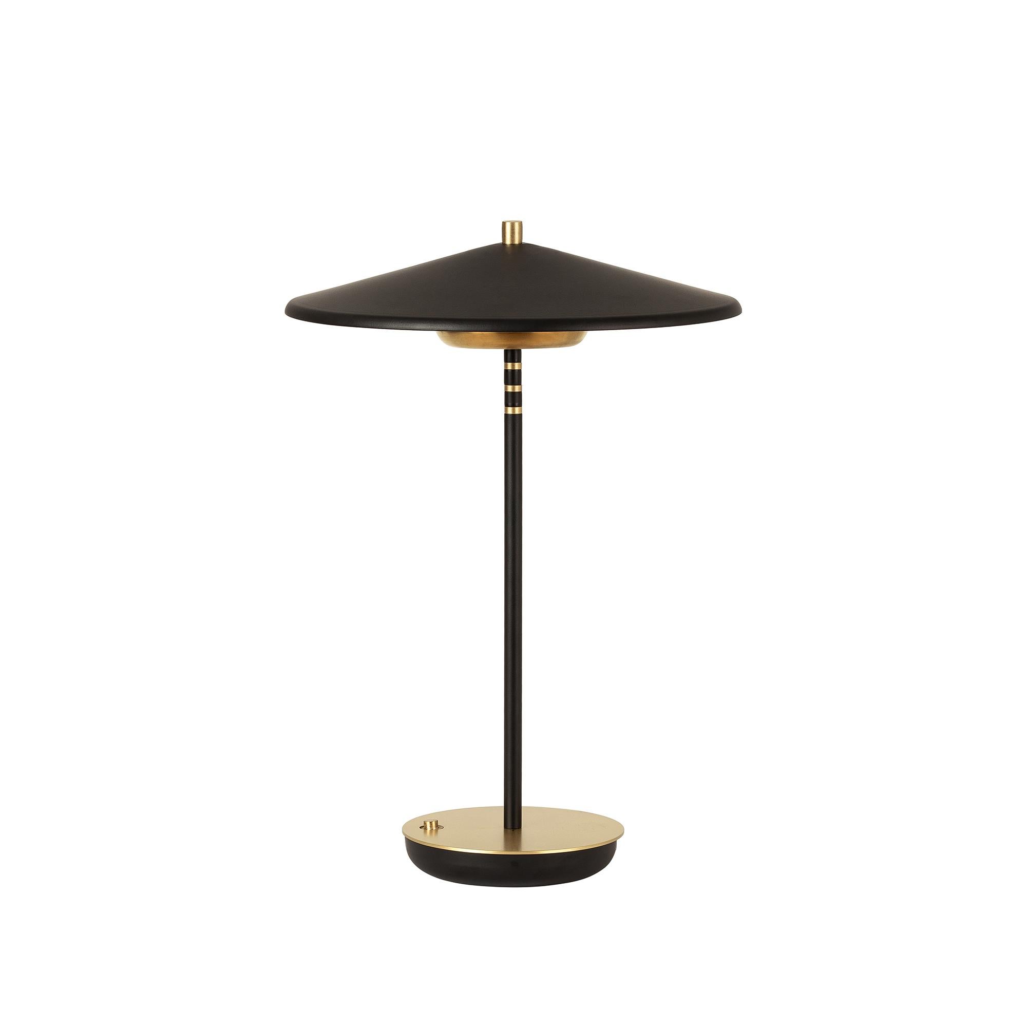 Tischlampe aus Messing mit Klappschirm, Schwarz und Gold, Pariser Beret-Schreibtischlampe (Handgefertigt) im Angebot