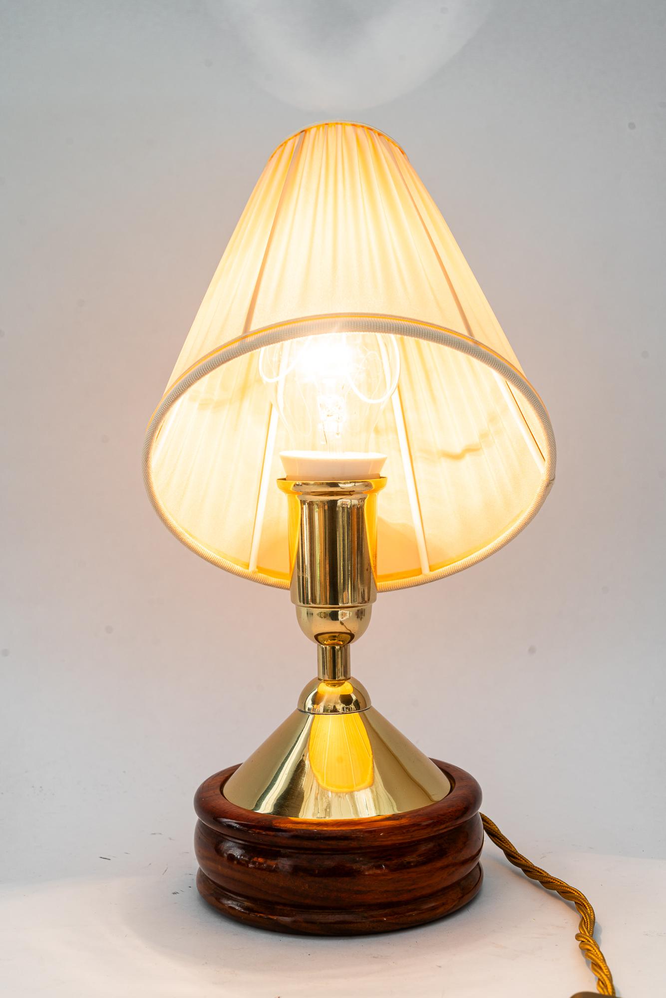Brass table lamp with wood and fabric shade vienna around 1950s im Angebot 2