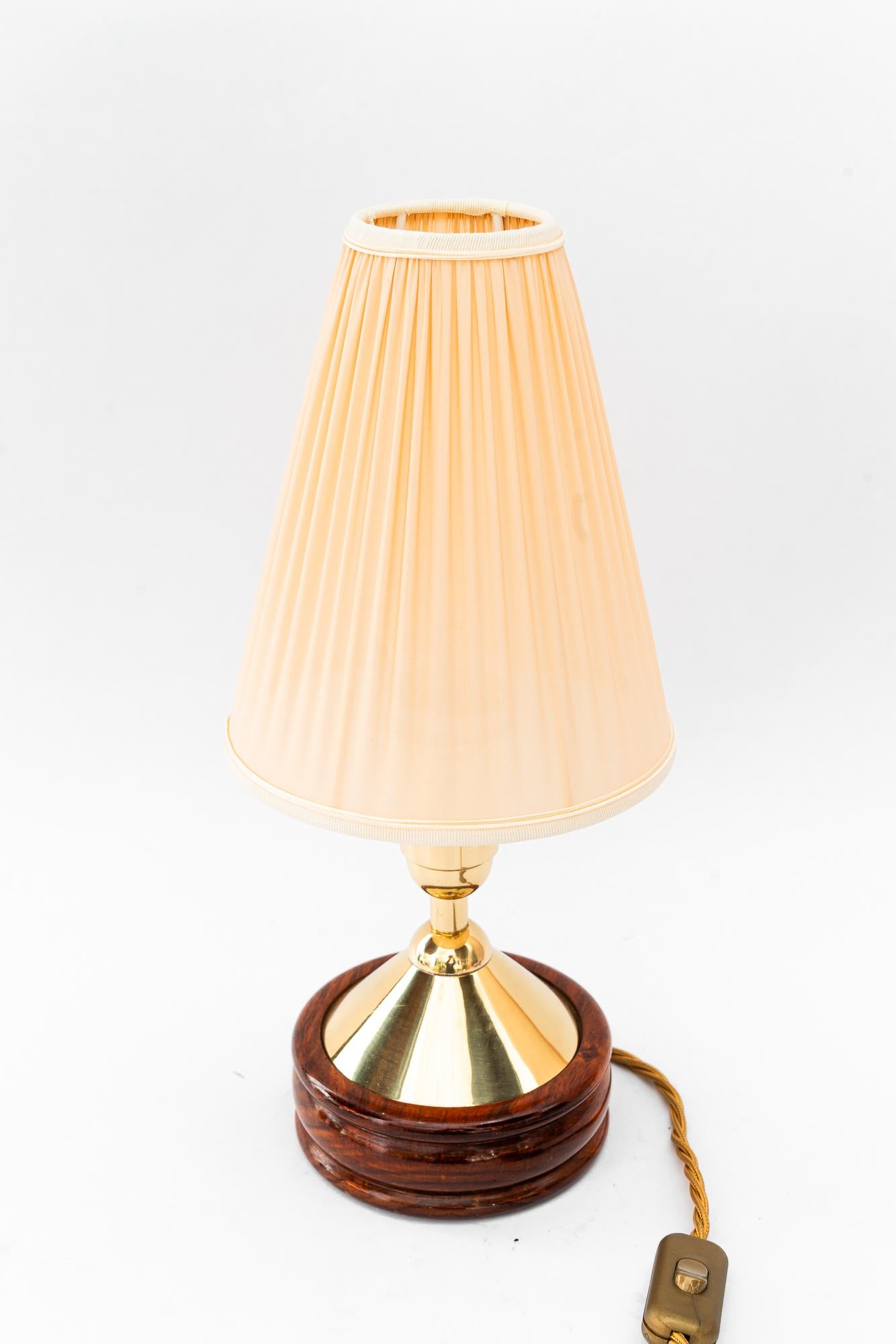 Messing-Tischlampe mit Holz- und Stoffschirm wien um 1950er
Messing poliert und emailliert
Der Stoffschirm wird ersetzt ( neu )