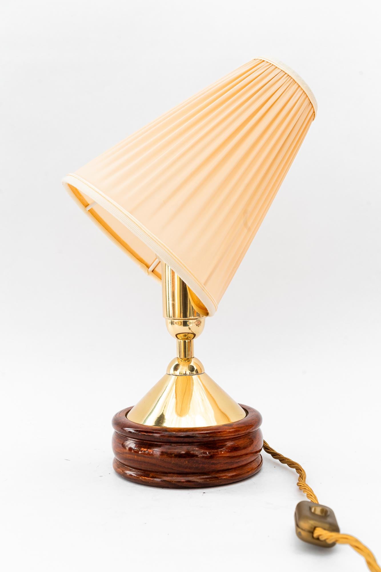 Brass table lamp with wood and fabric shade vienna around 1950s im Zustand „Gut“ im Angebot in Wien, AT