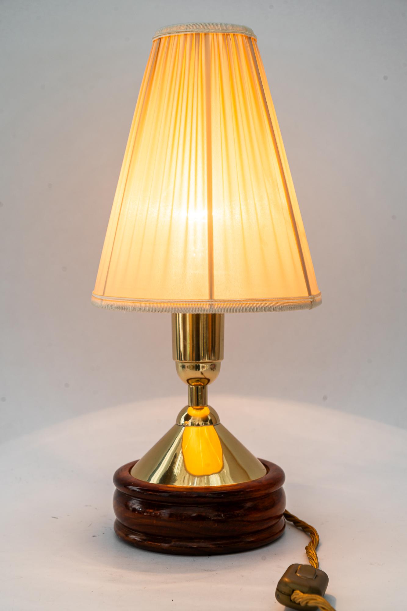 Brass table lamp with wood and fabric shade vienna around 1950s im Angebot 1