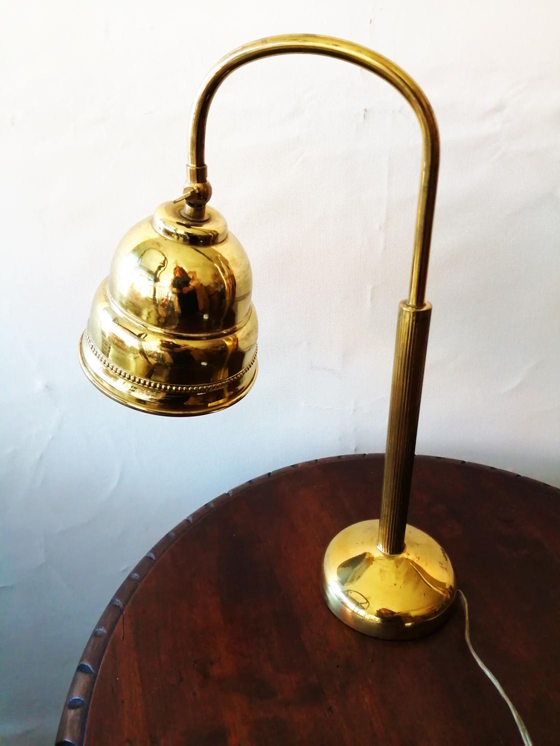 Beautiful brass table lamps, flexo type, Spain early 20th century

Lamps for office, reading or for bedside tables

They are very elegant and difficult to find as a couple

Art Deco, 
     