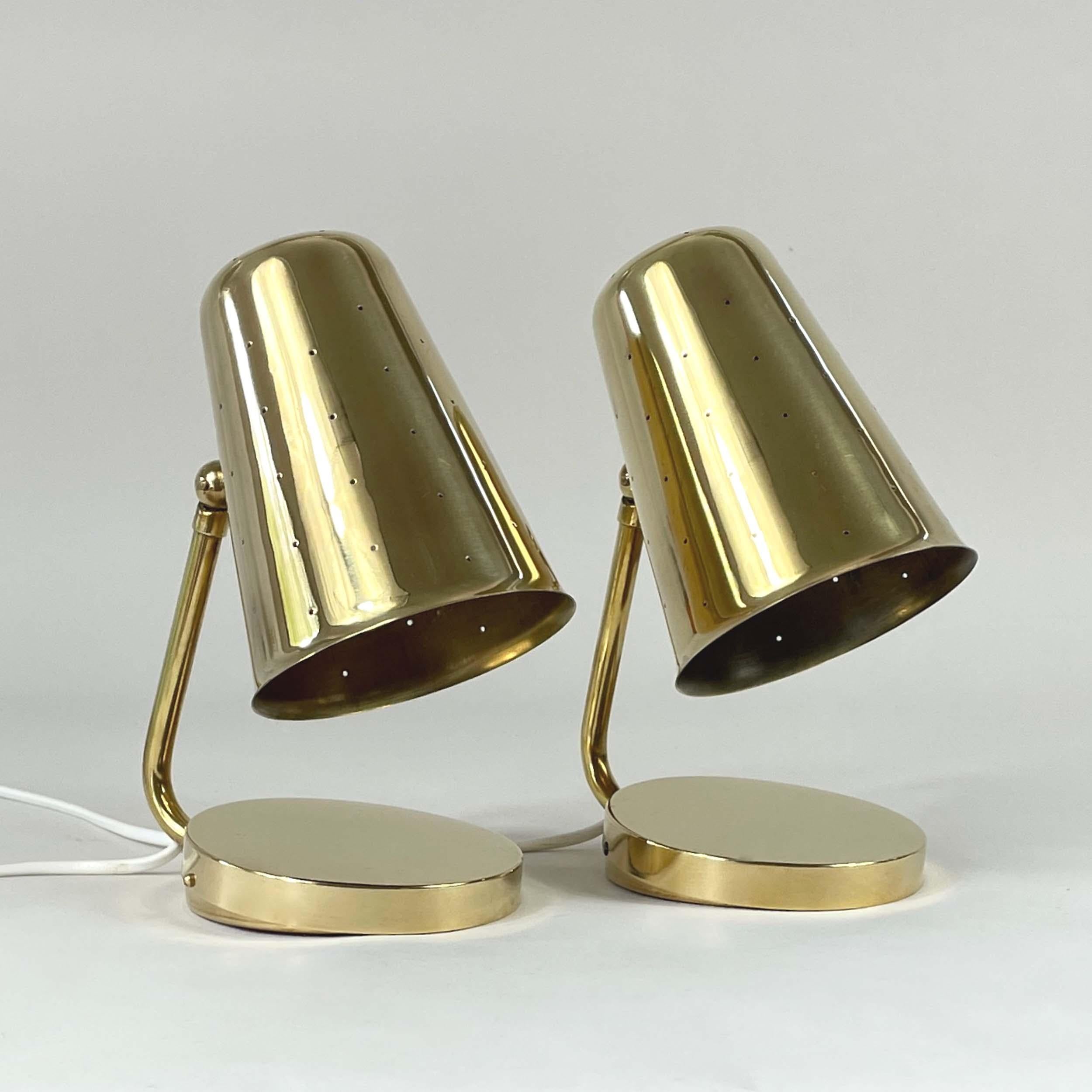 Ces lampes de table ont été conçues et fabriquées dans les années 1950 par Karl Borén pour Boréns Borås Lighting, modèle 'Baby' 9303.

Les luminaires présentent une paire de lampes de table suédoises avec des corps élégants en laiton poli. Leurs