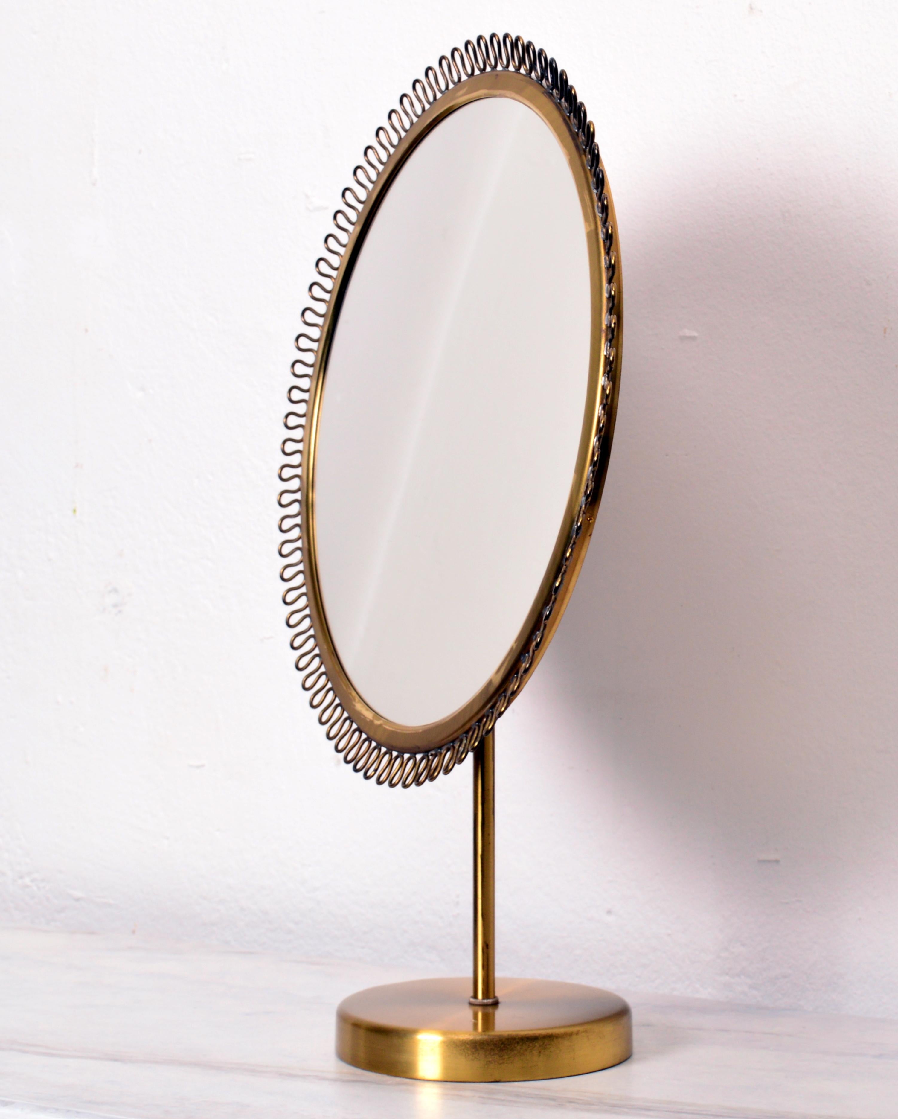 Rare swedish table / vanity mirror in a very good condition produced by Svenskt Tenn, during the 1950s. Brass with a teak back. Adjustable angle. 


 