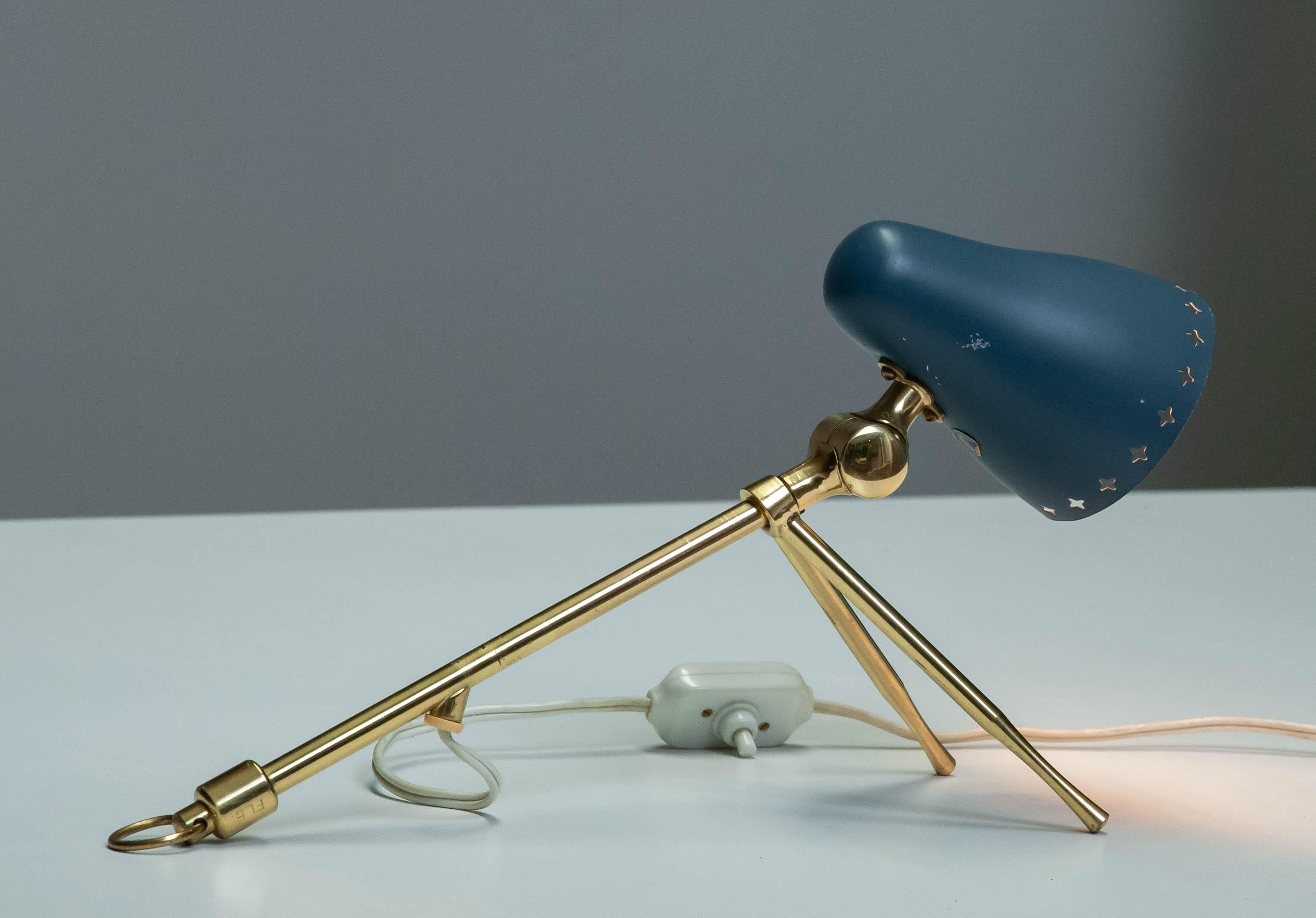 Magnifique lampe de table / applique murale conçue par Jean Boris Lacroix pour Falkenbers Belysning en Suède dans les années 1950. La lampe est en laiton avec un abat-jour perforé de couleur patrouille en aluminium et est en bon état. Techniquement